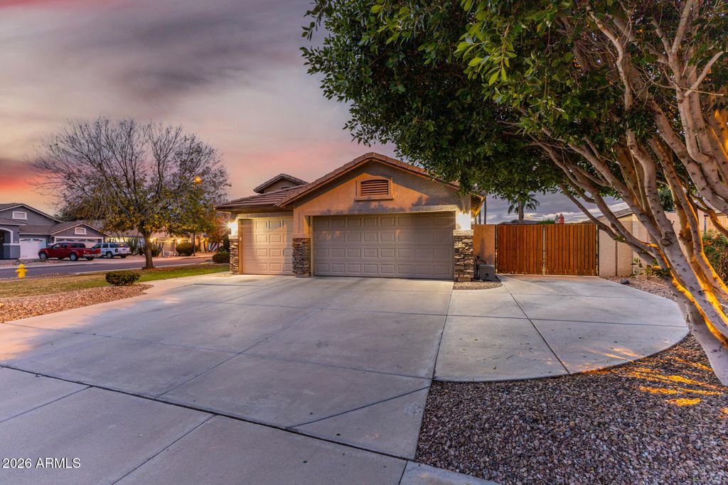 Photo of 2096 S Quartz Street, Gilbert, AZ 85295 (MLS # 6974153)