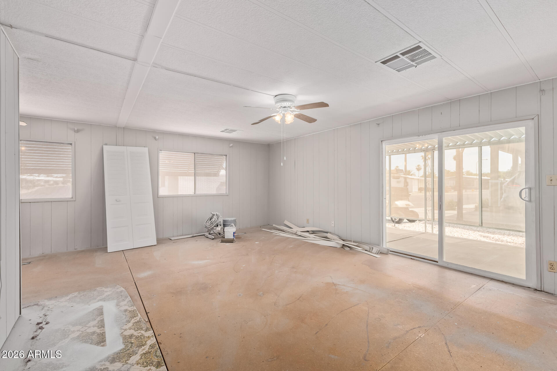 3104 E Broadway Road 76