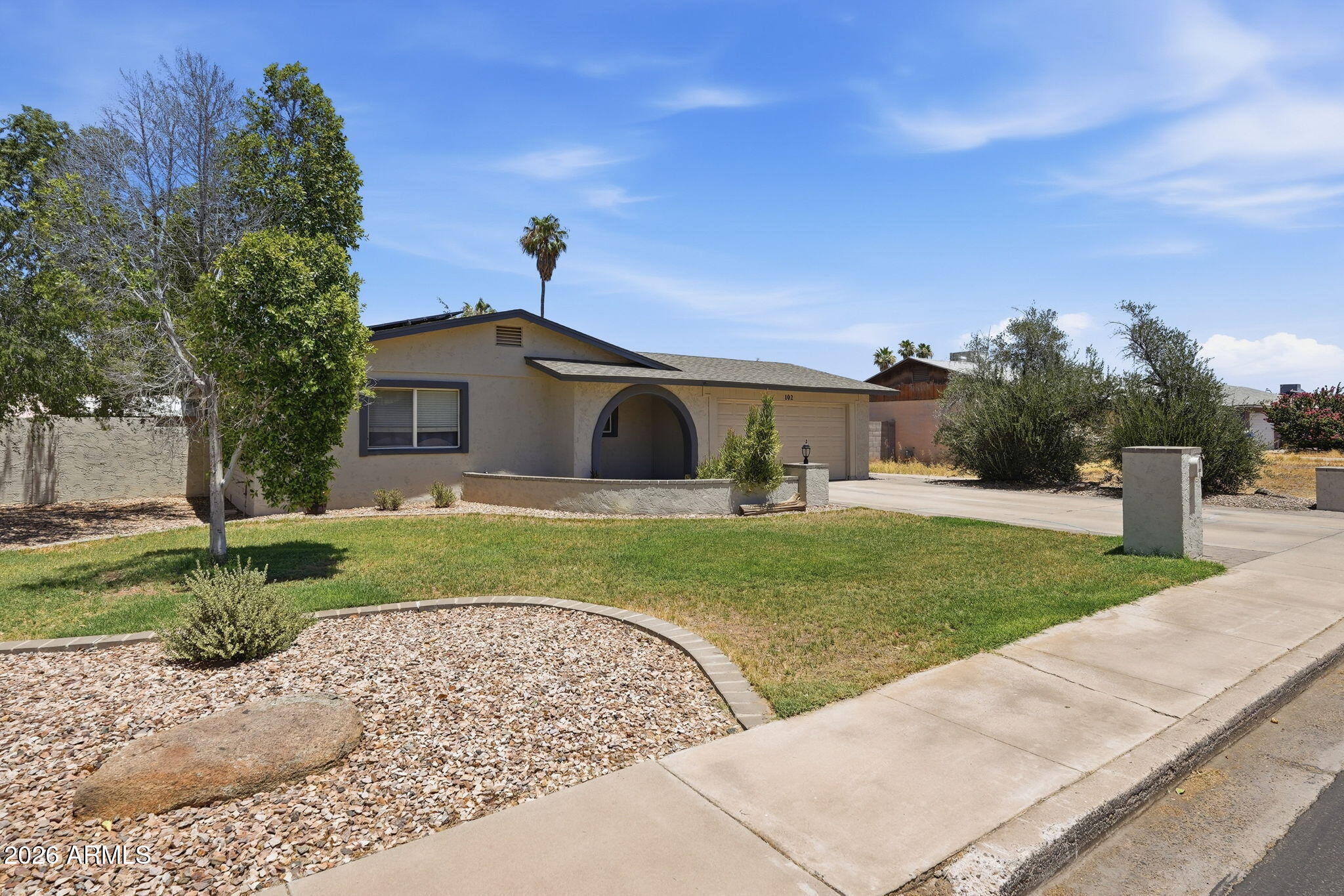102 W HACKAMORE Avenue