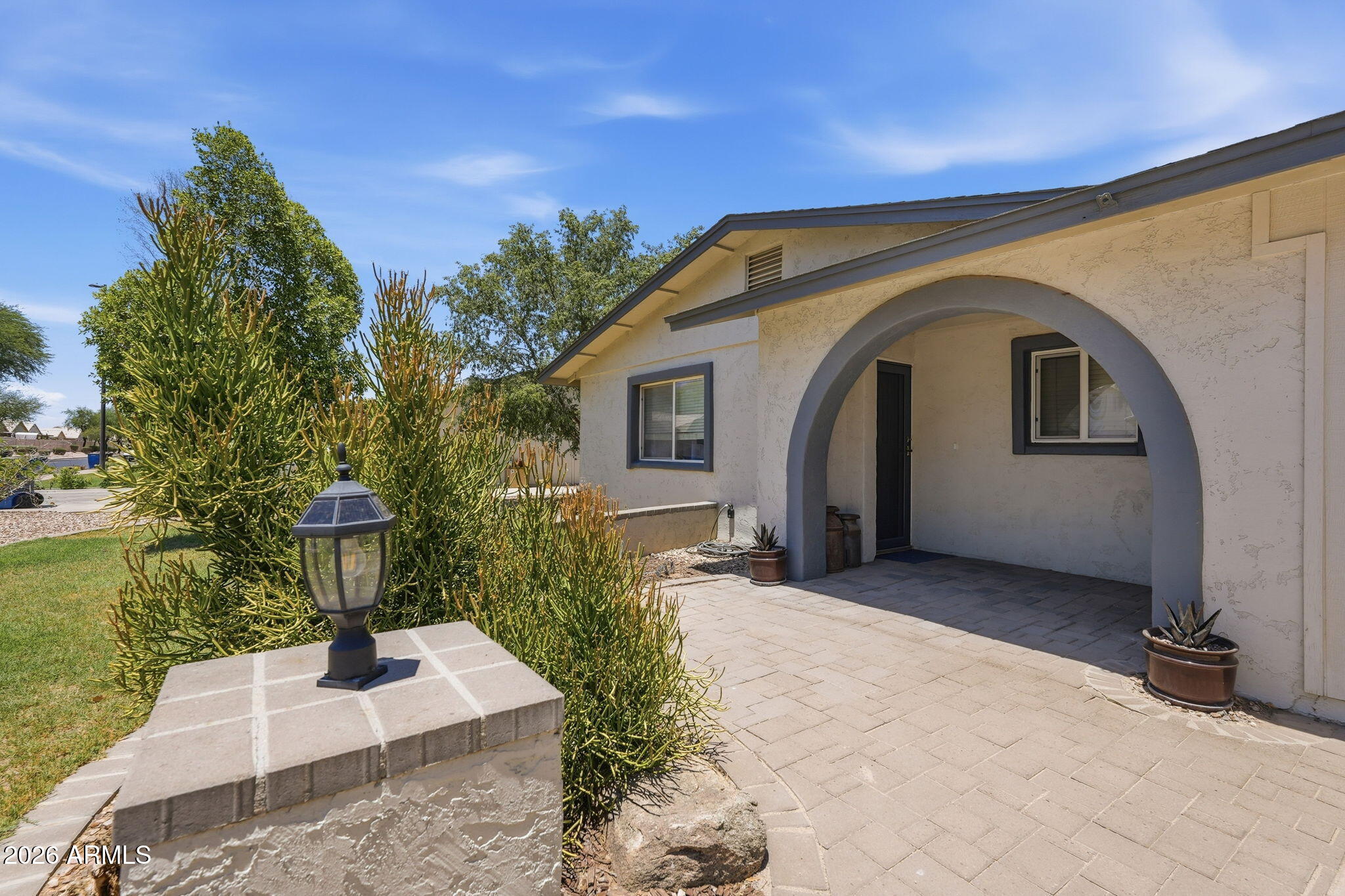 102 W HACKAMORE Avenue