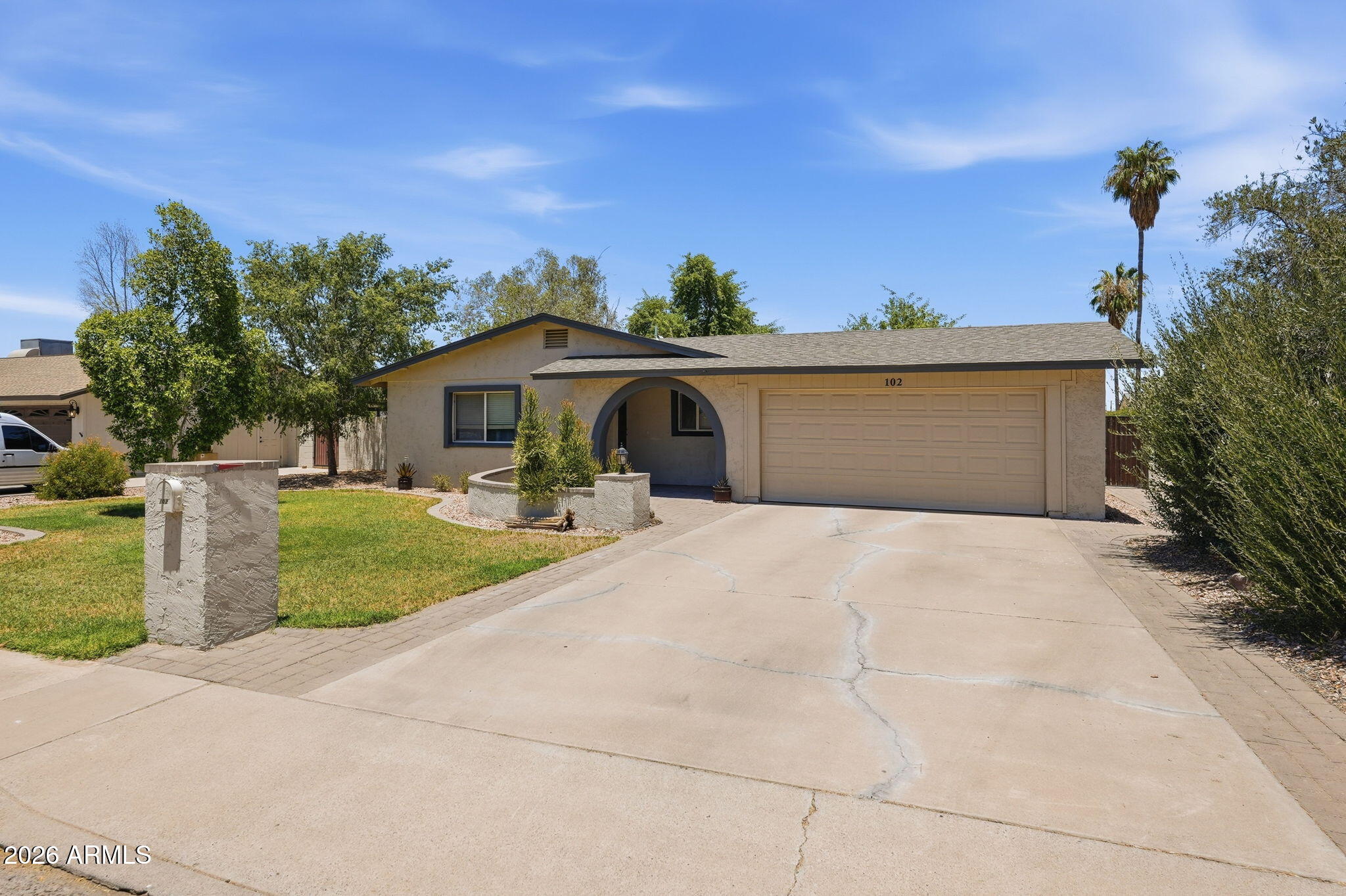 102 W HACKAMORE Avenue