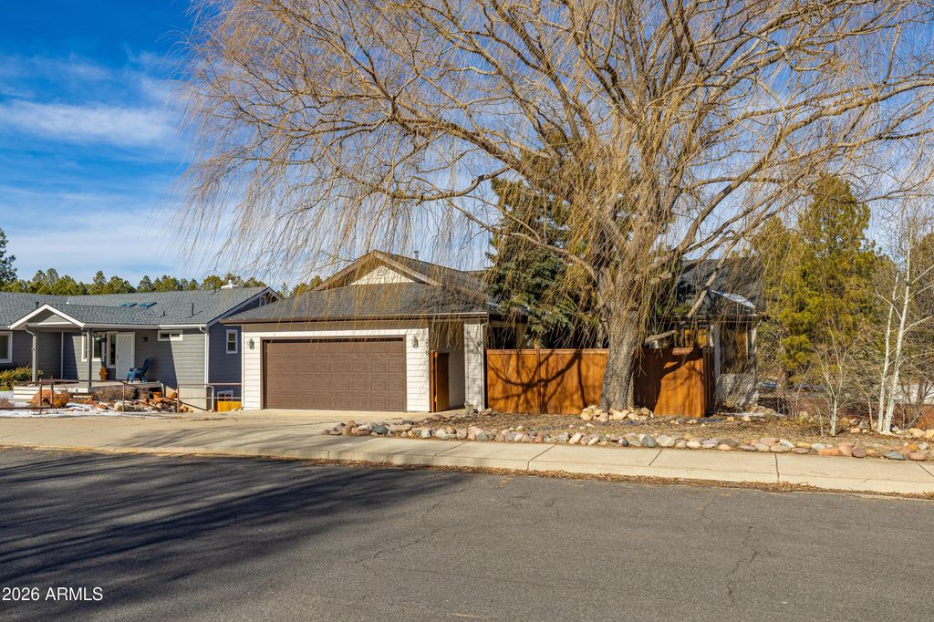 Photo of 218 E Mohawk Drive, Flagstaff, AZ 86005 (MLS # 7024609)