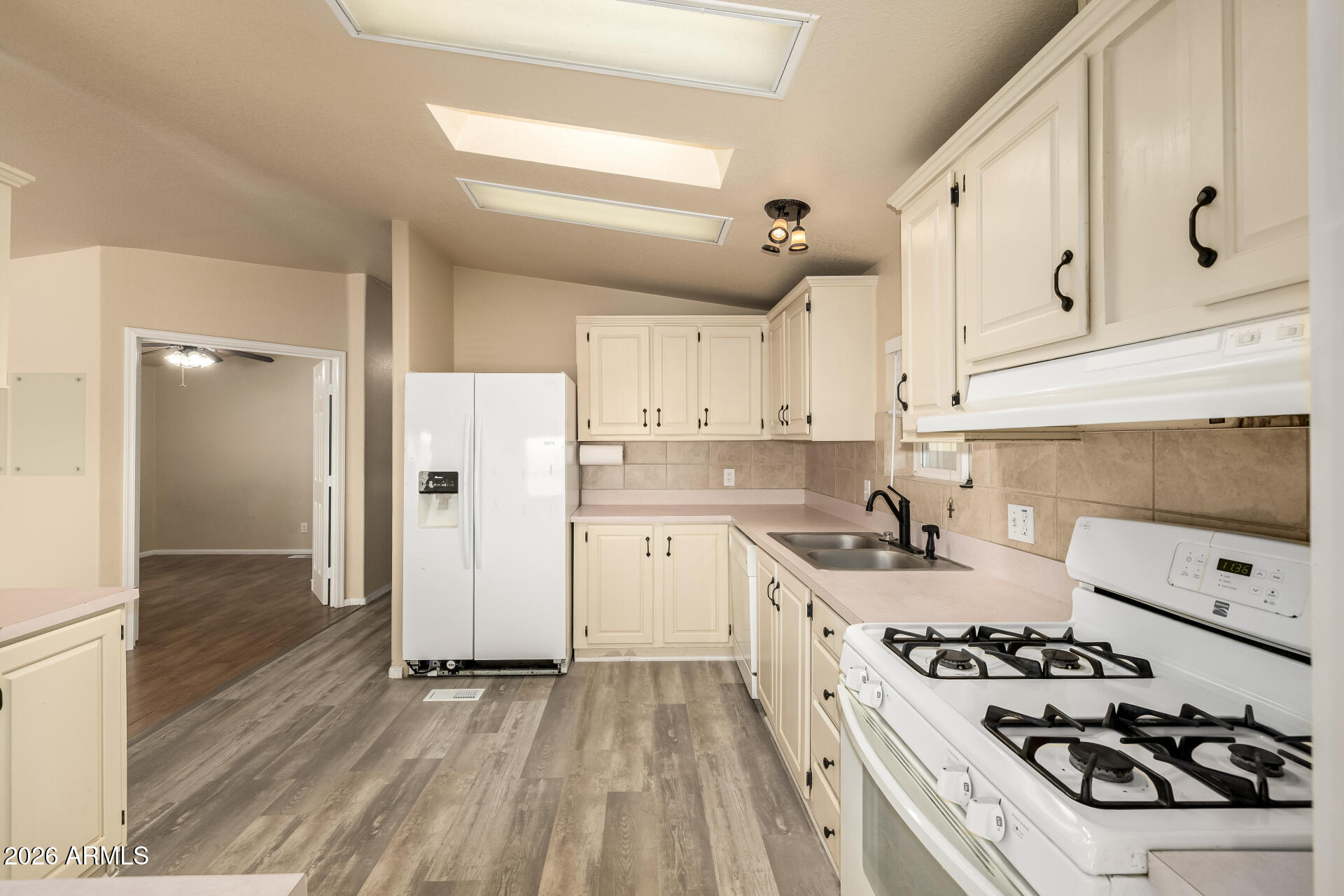 3952 E BIRCHWOOD Avenue