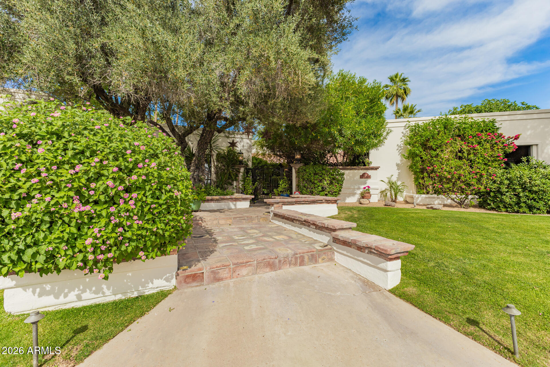 8132 E DEL BARQUERO Drive