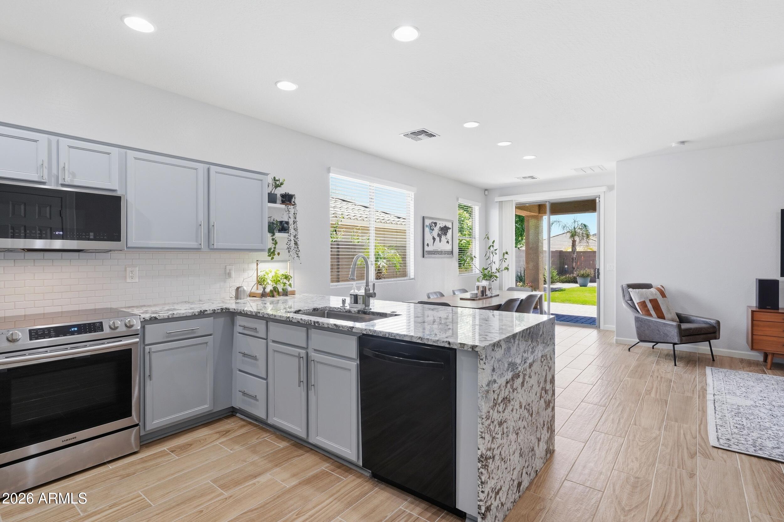 5409 W STRAIGHT ARROW Lane