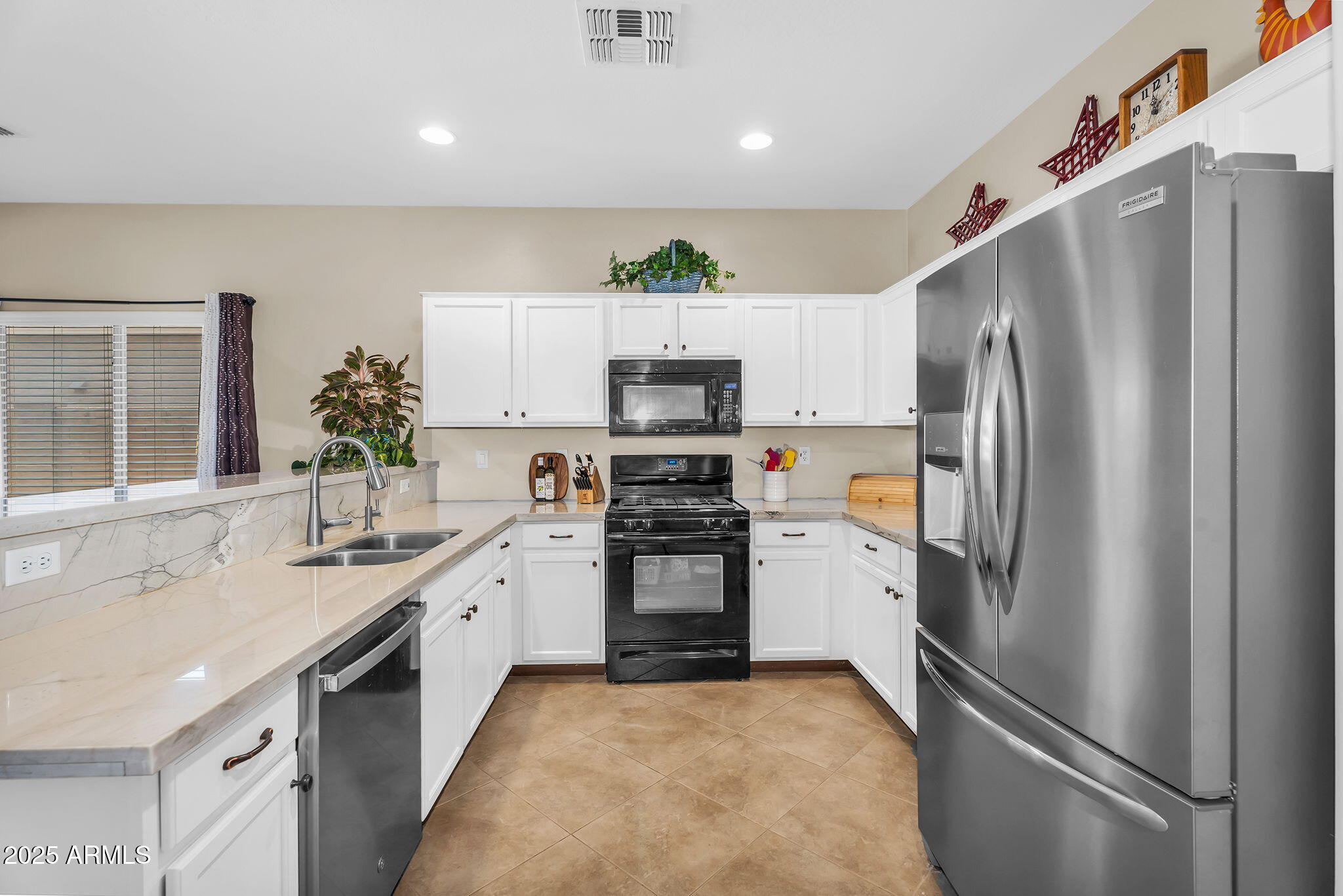 1081 W STEPHANIE Lane