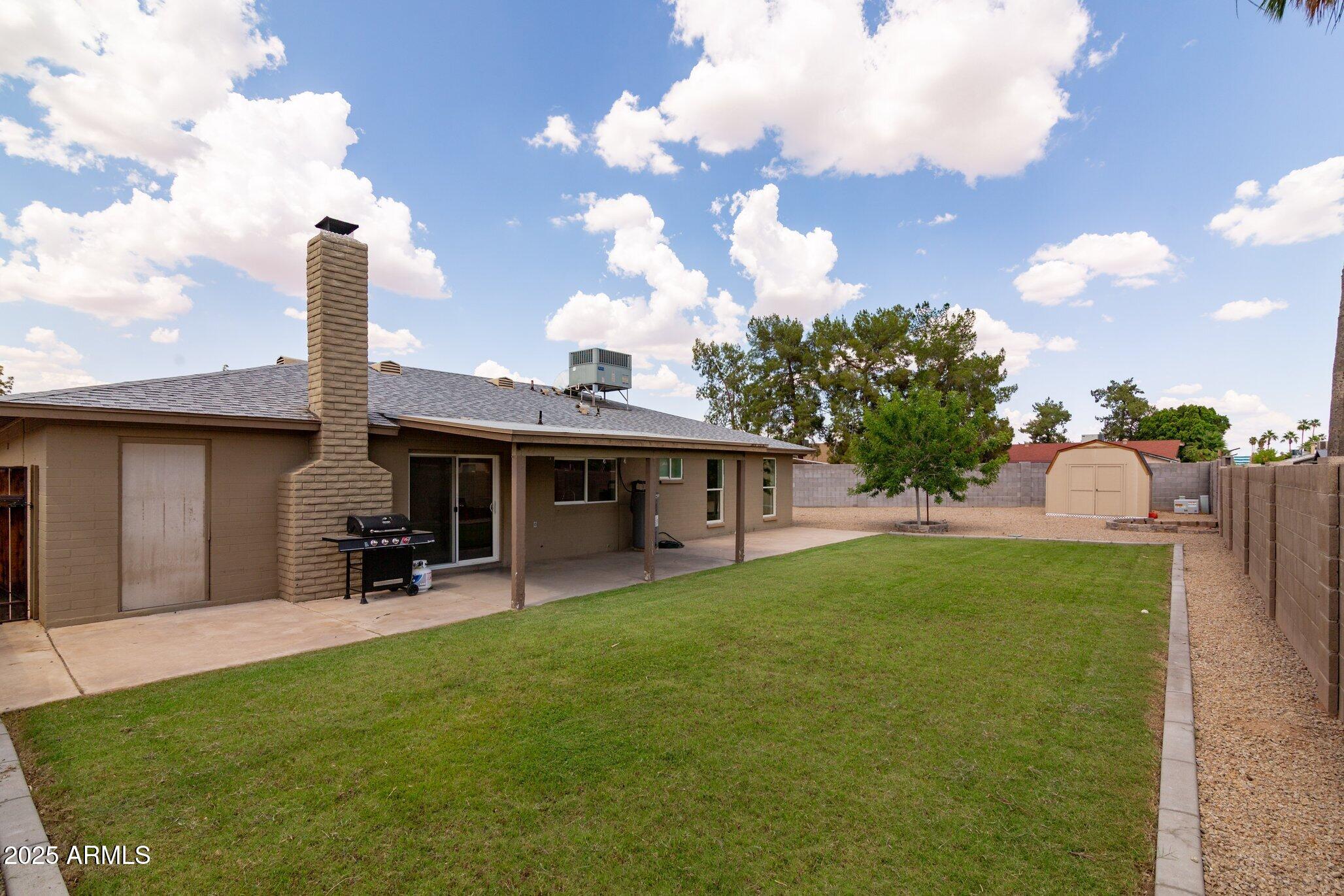 929 W KNOWLES Circle
