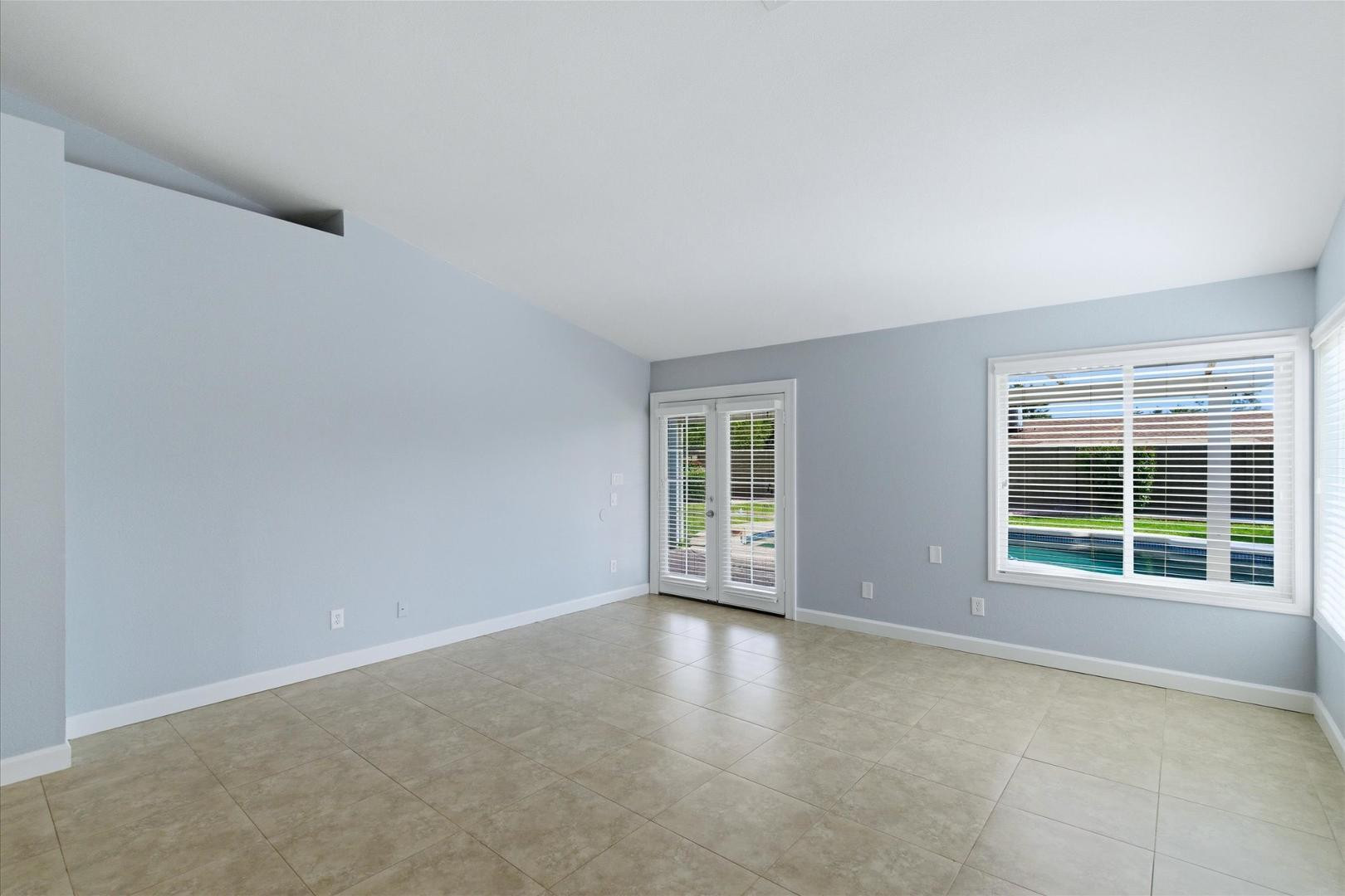 4221 E Everett Drive