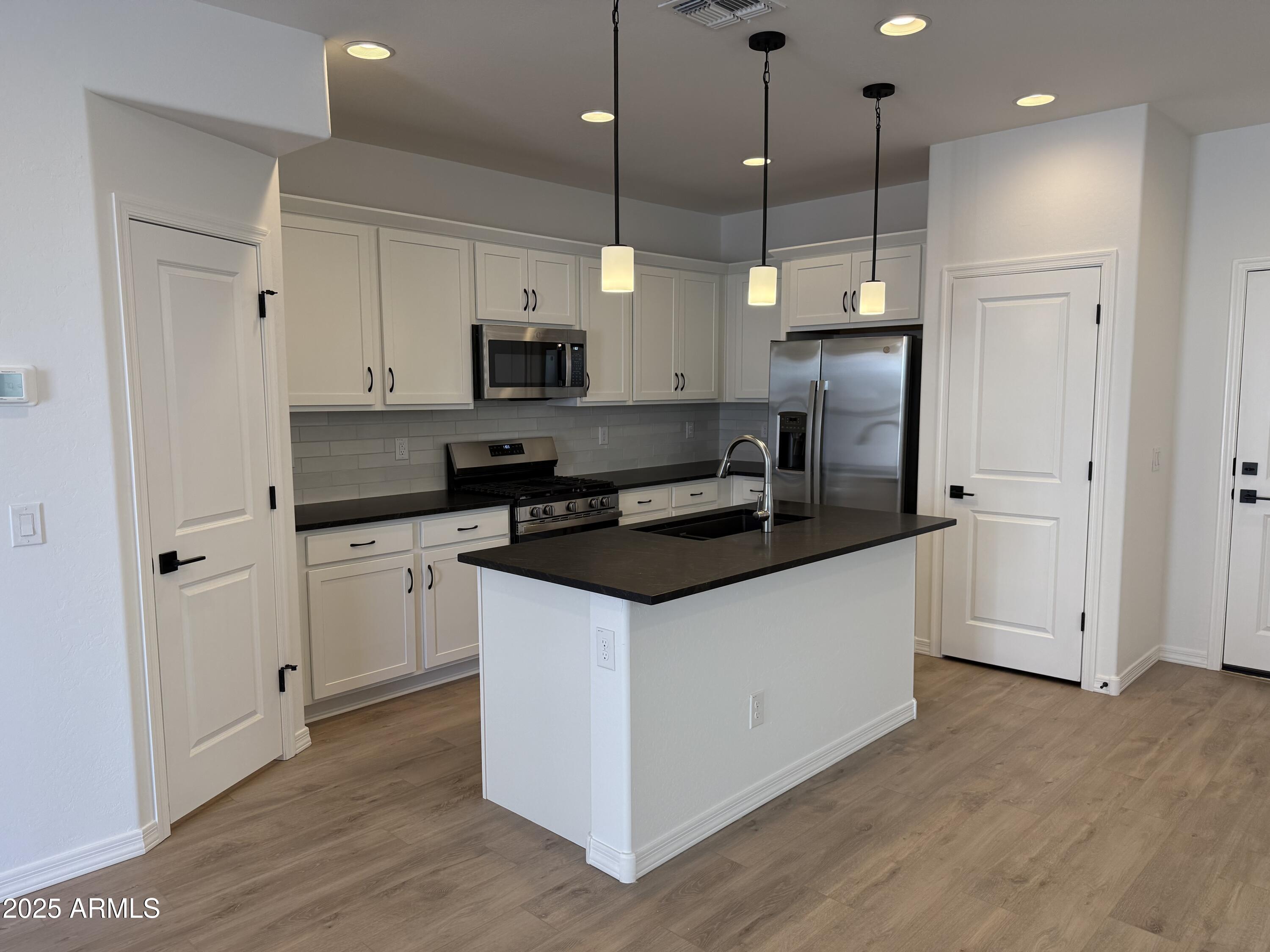 1223 W SPARROW Drive