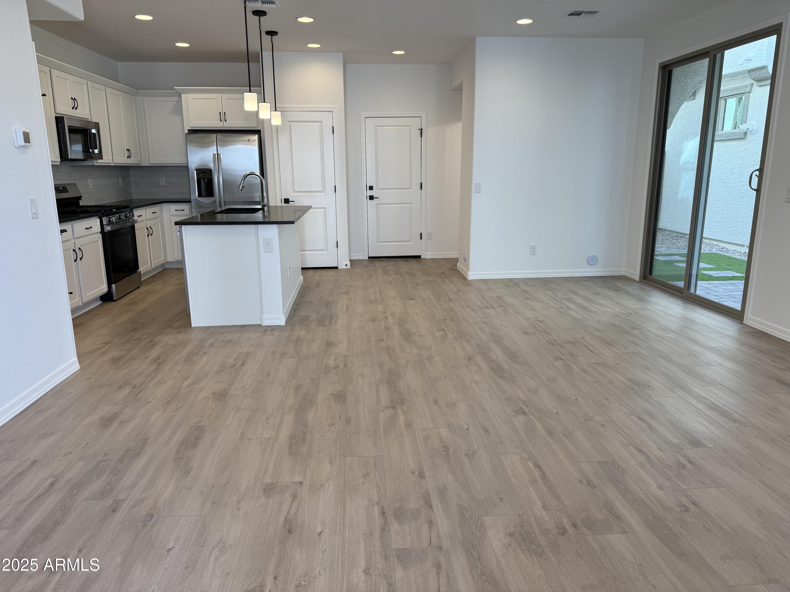 1223 W SPARROW Drive