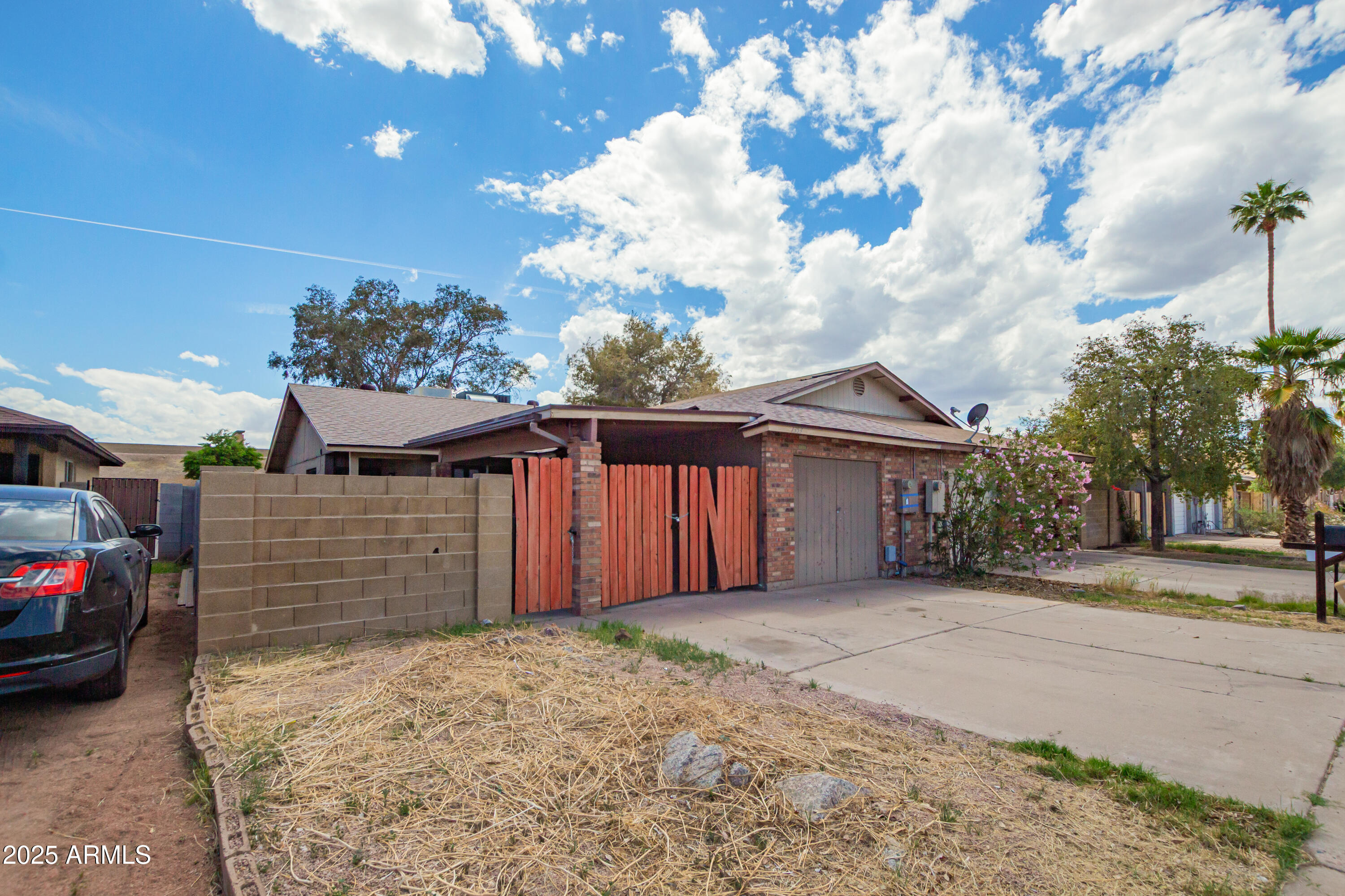1353 E HOPI Avenue