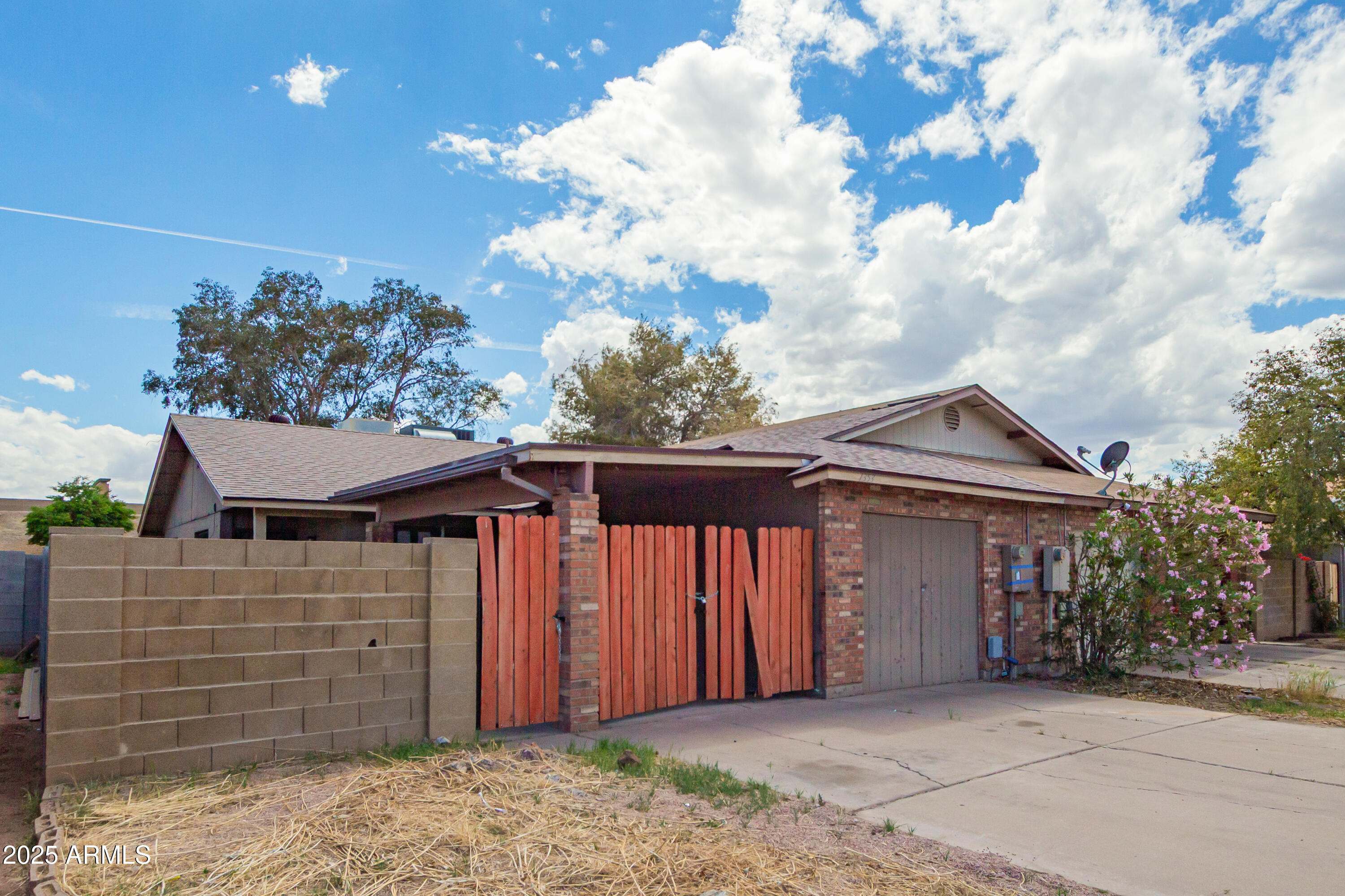 1353 E HOPI Avenue