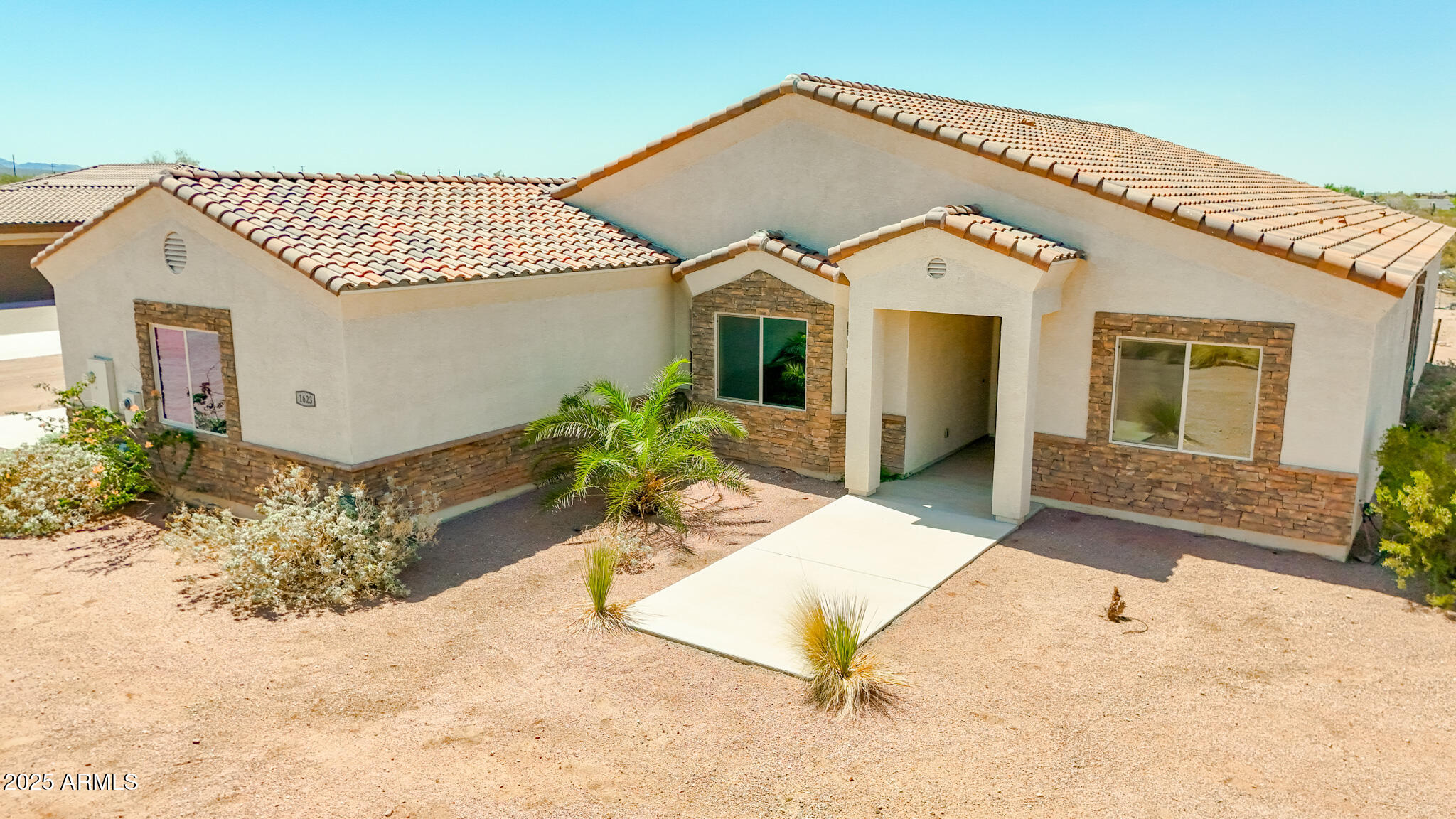 1623 E HIDALGO Street