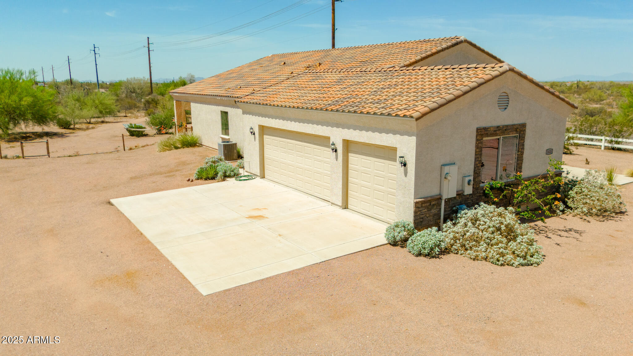 1623 E HIDALGO Street