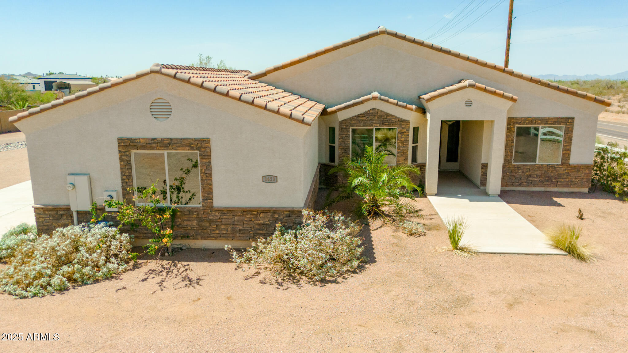 1623 E HIDALGO Street