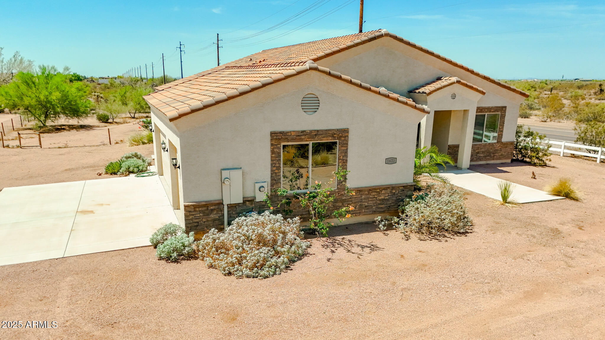 1623 E HIDALGO Street
