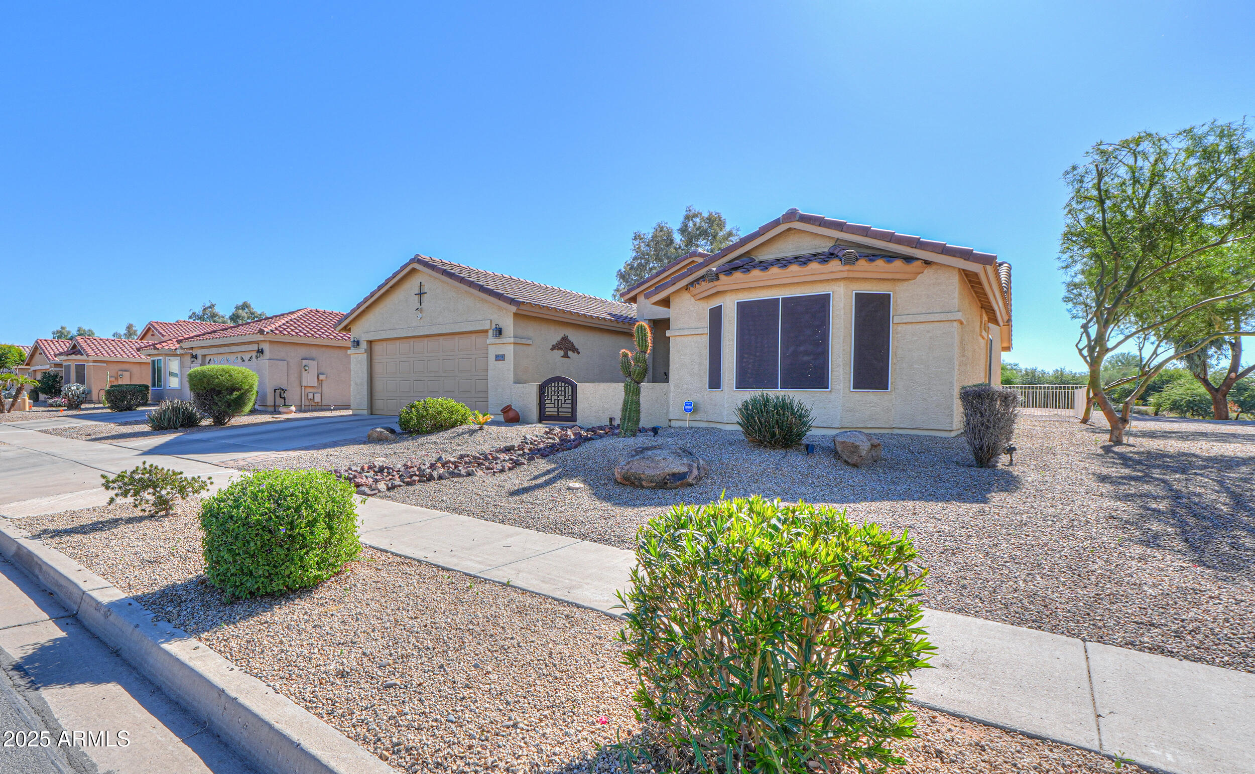 2353 E SANTIAGO Trail