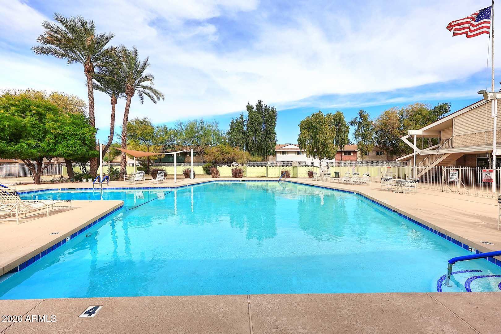 1621 W HAZELWOOD Street