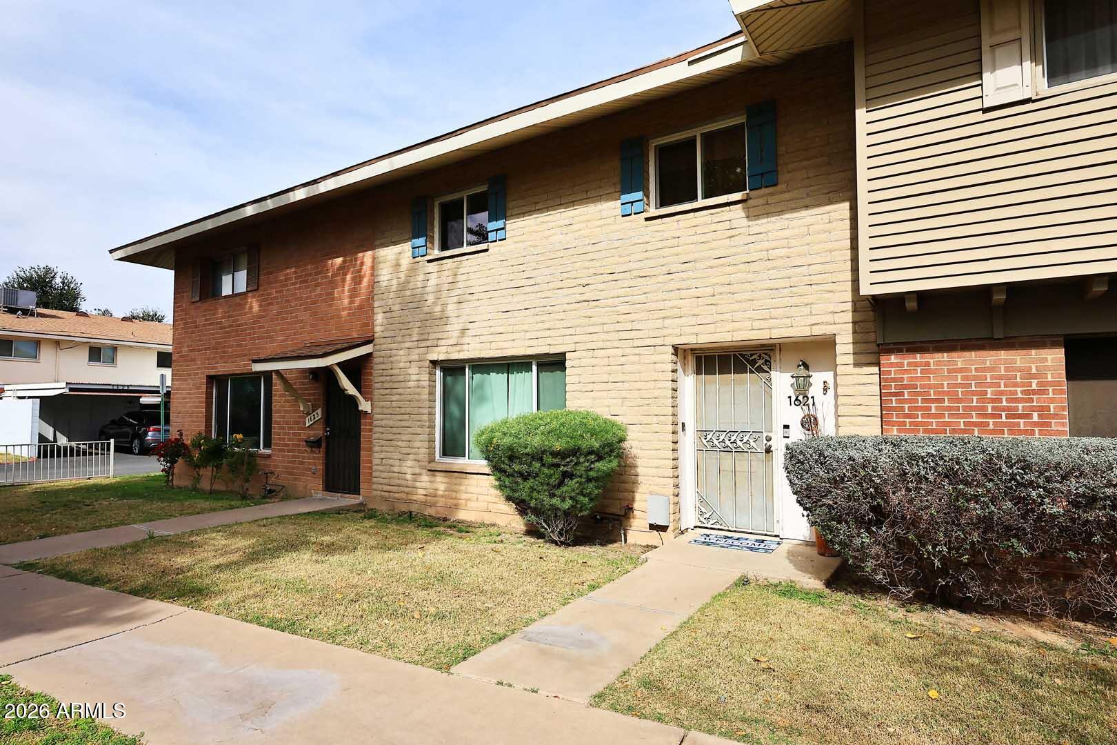 1621 W HAZELWOOD Street