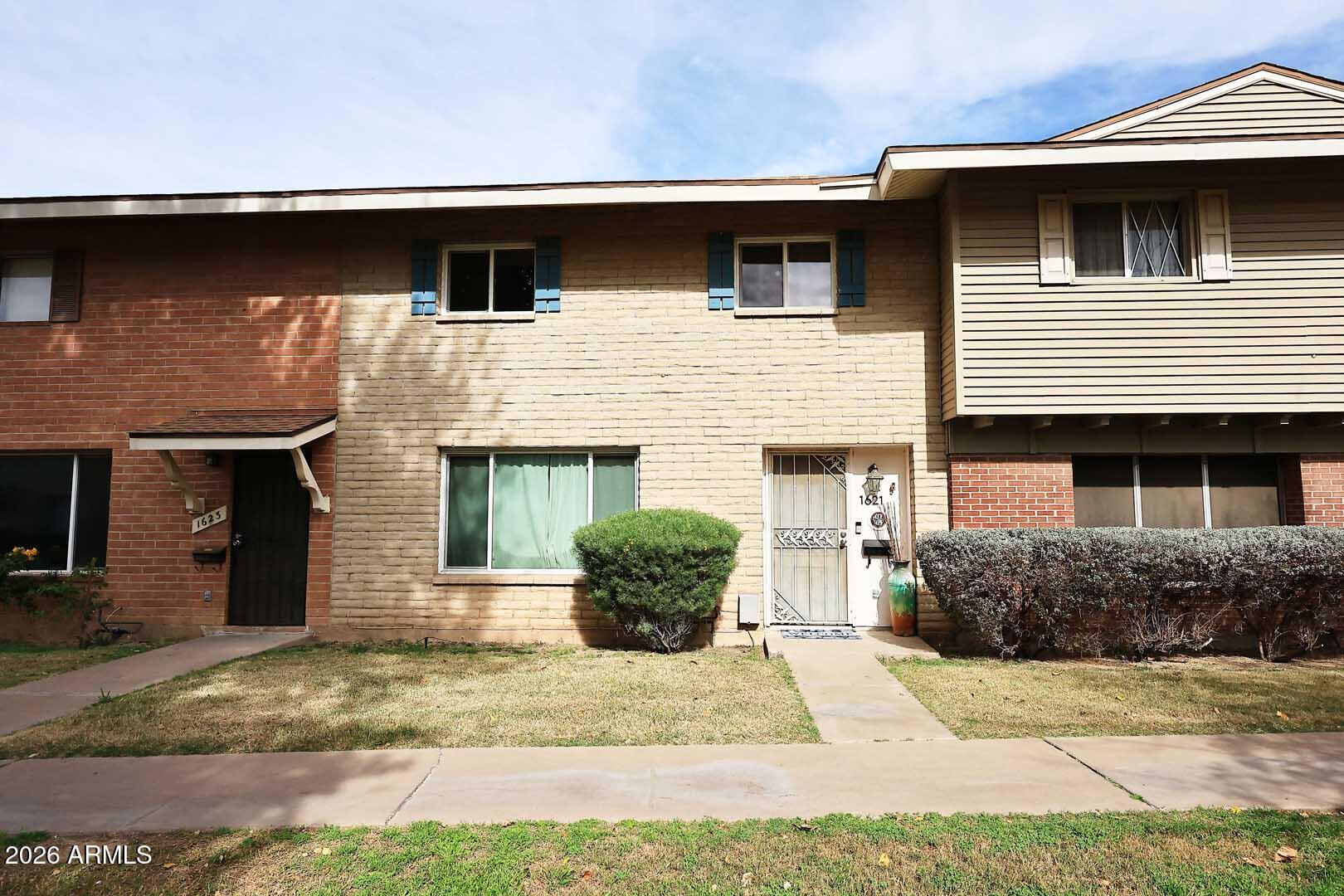 1621 W HAZELWOOD Street