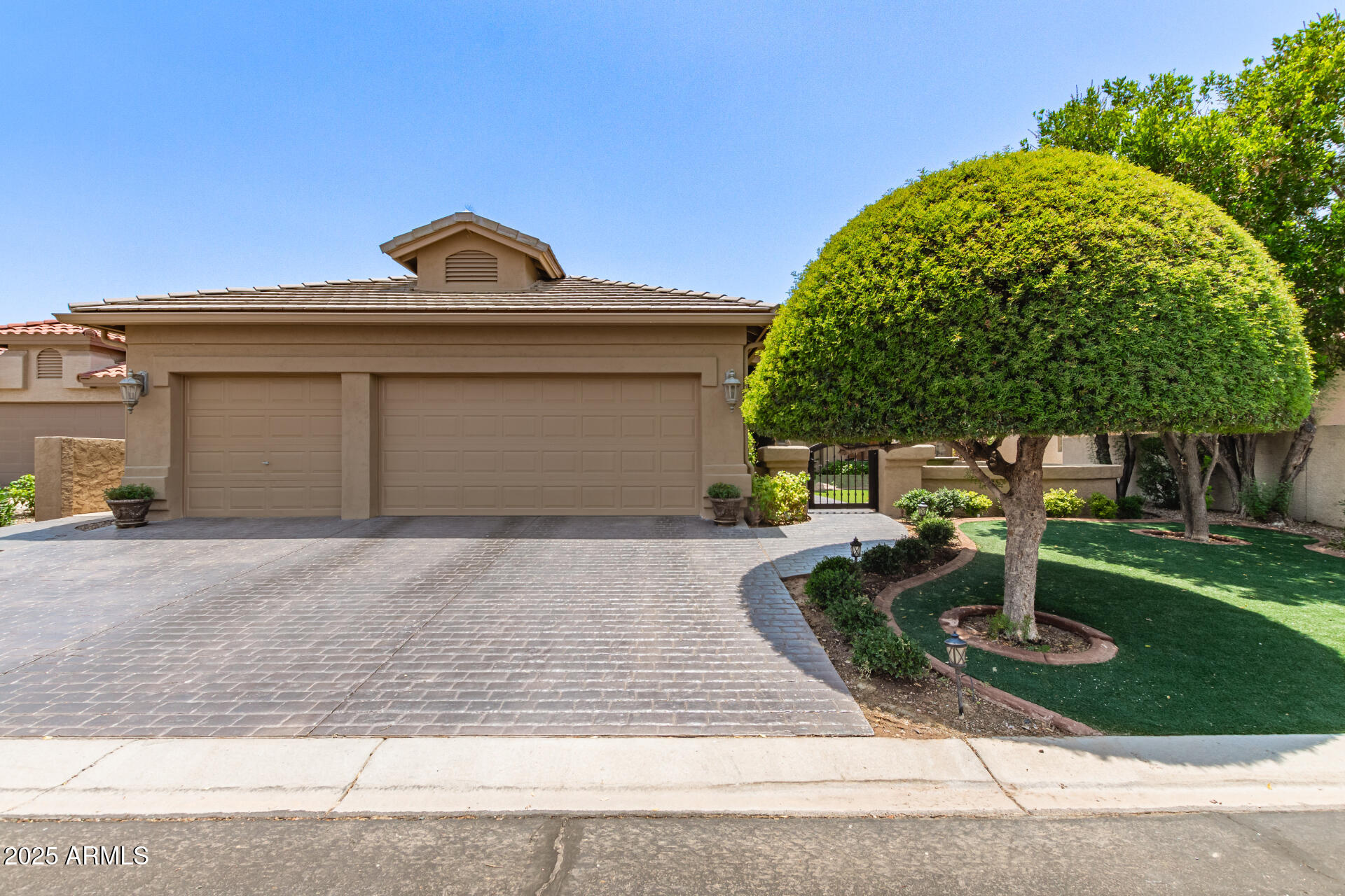 10015 E NACOMA Court
