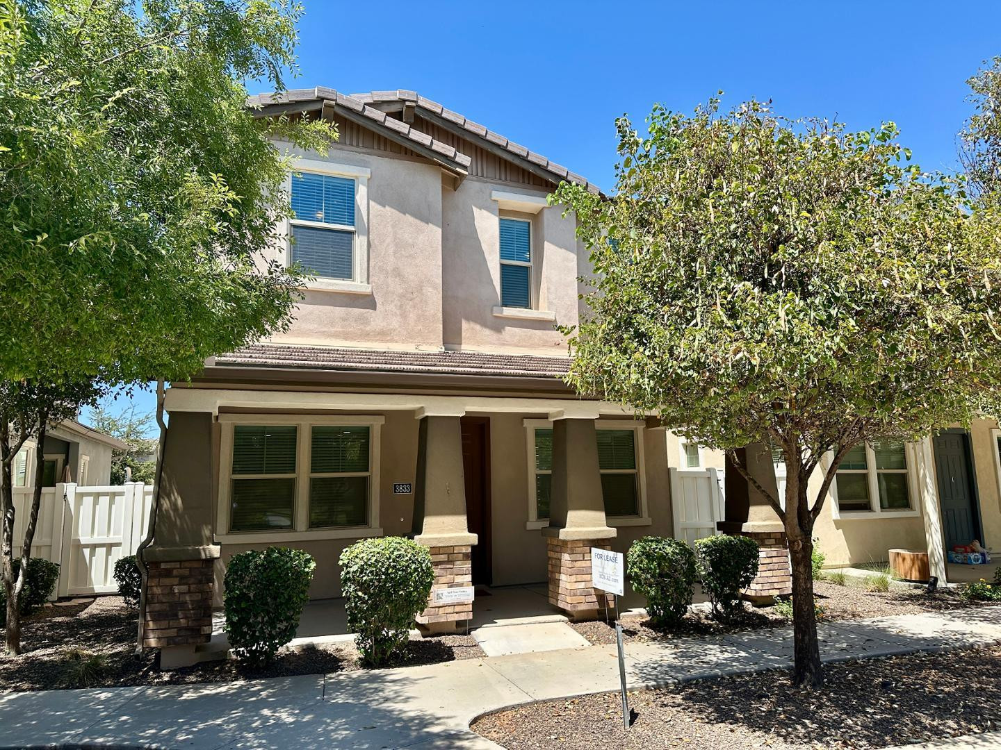3833 E ROBERT Street
