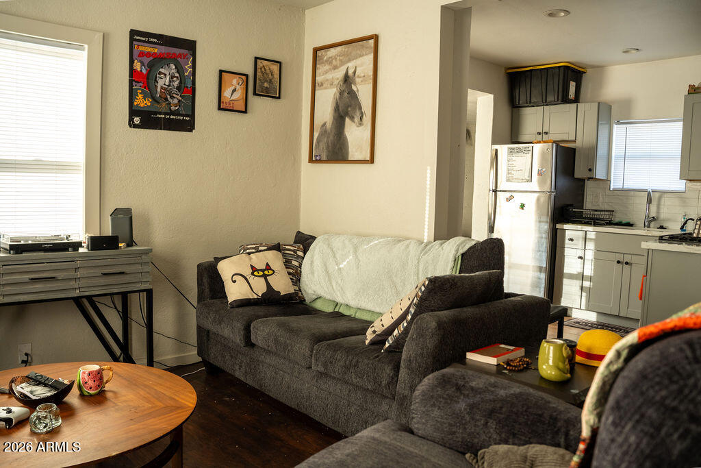 1022 S MONTEZUMA Avenue