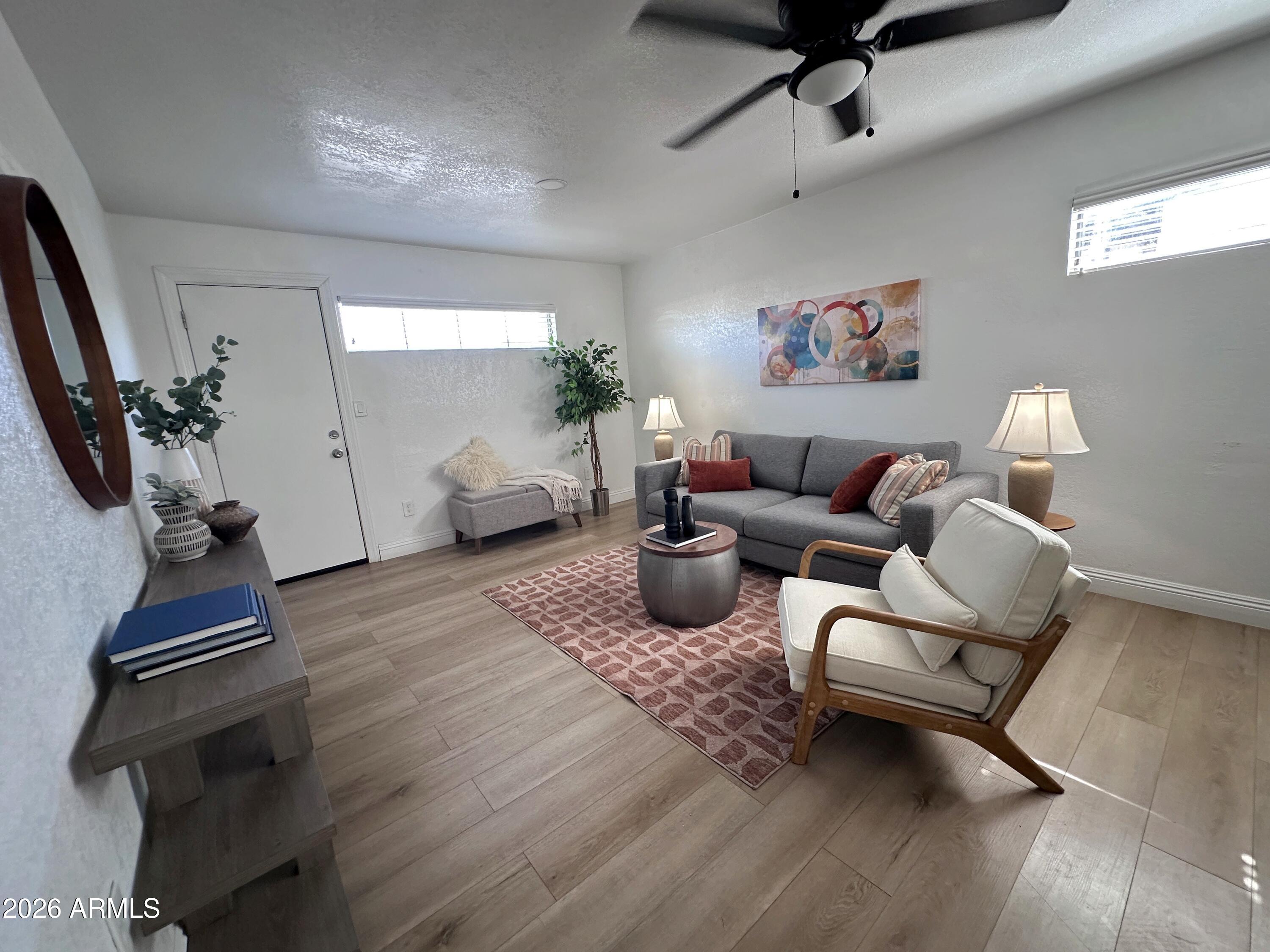 723 E SUNNYSLOPE Lane