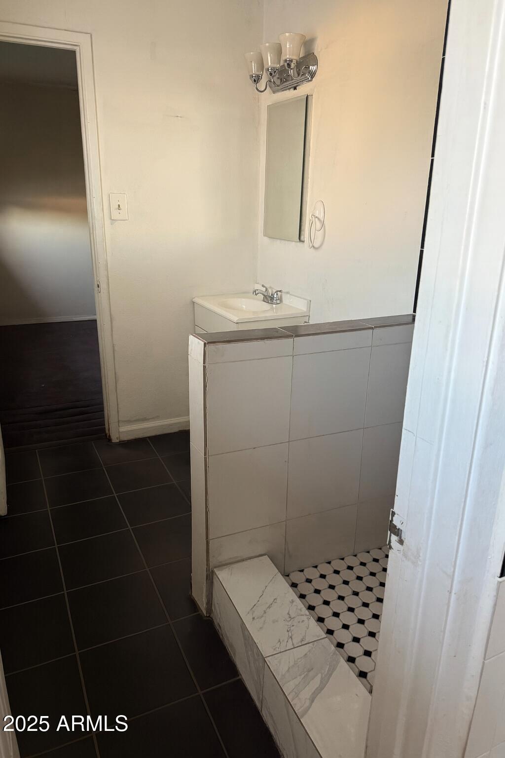 8008 E WHITTON Avenue