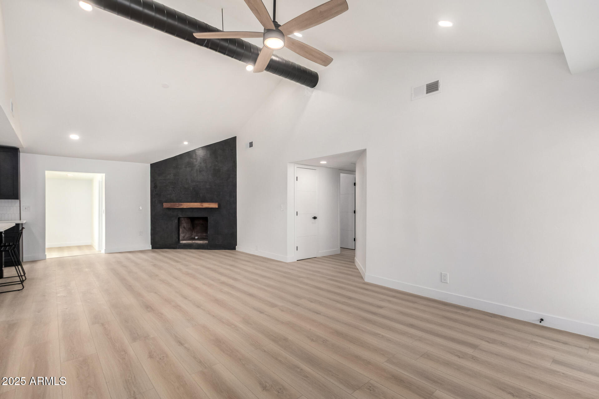 2415 E JACINTO Avenue