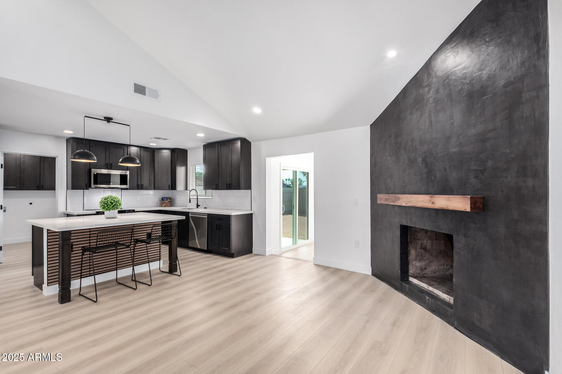 2415 E JACINTO Avenue