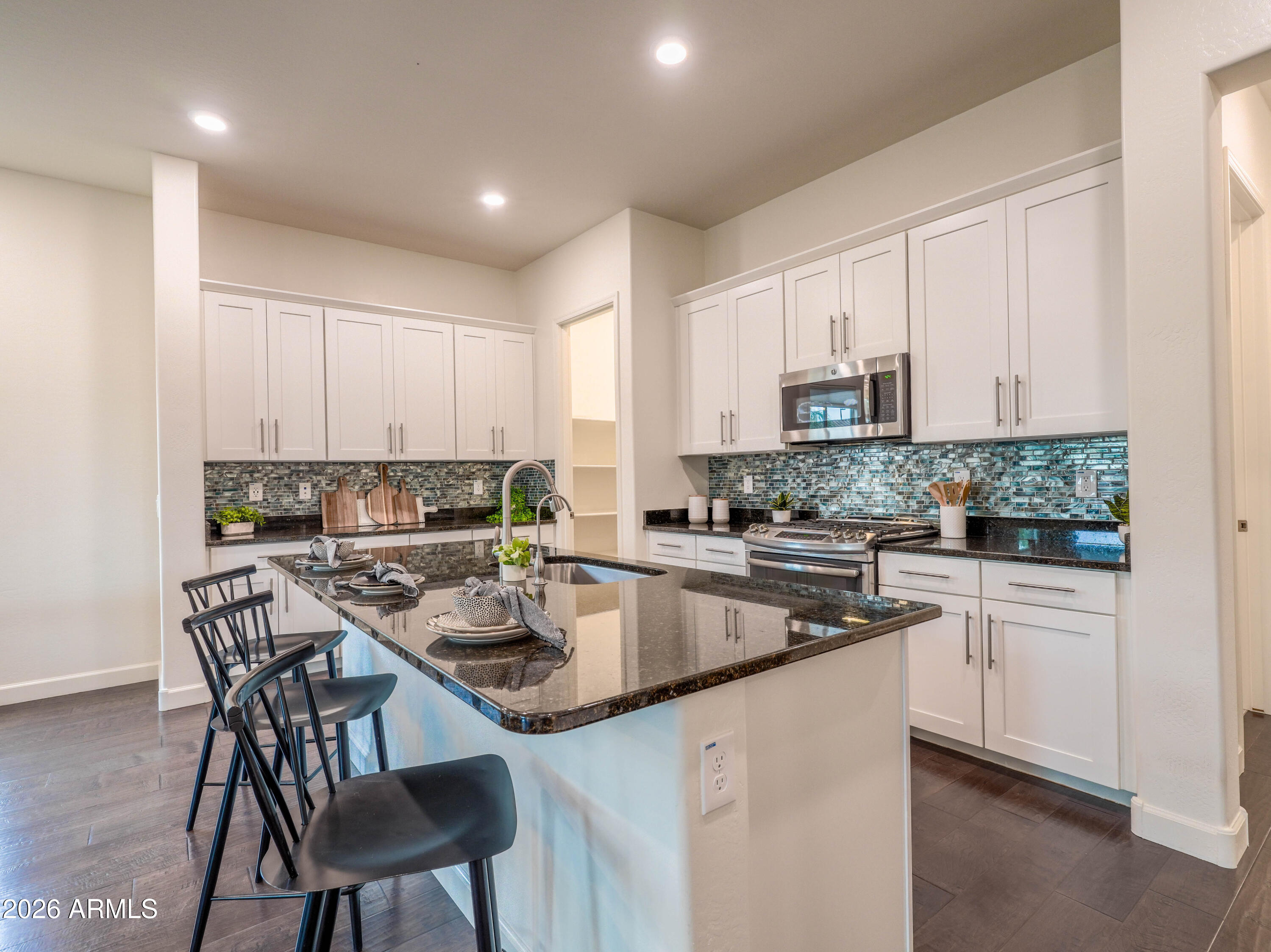 948 E RELIANT Street