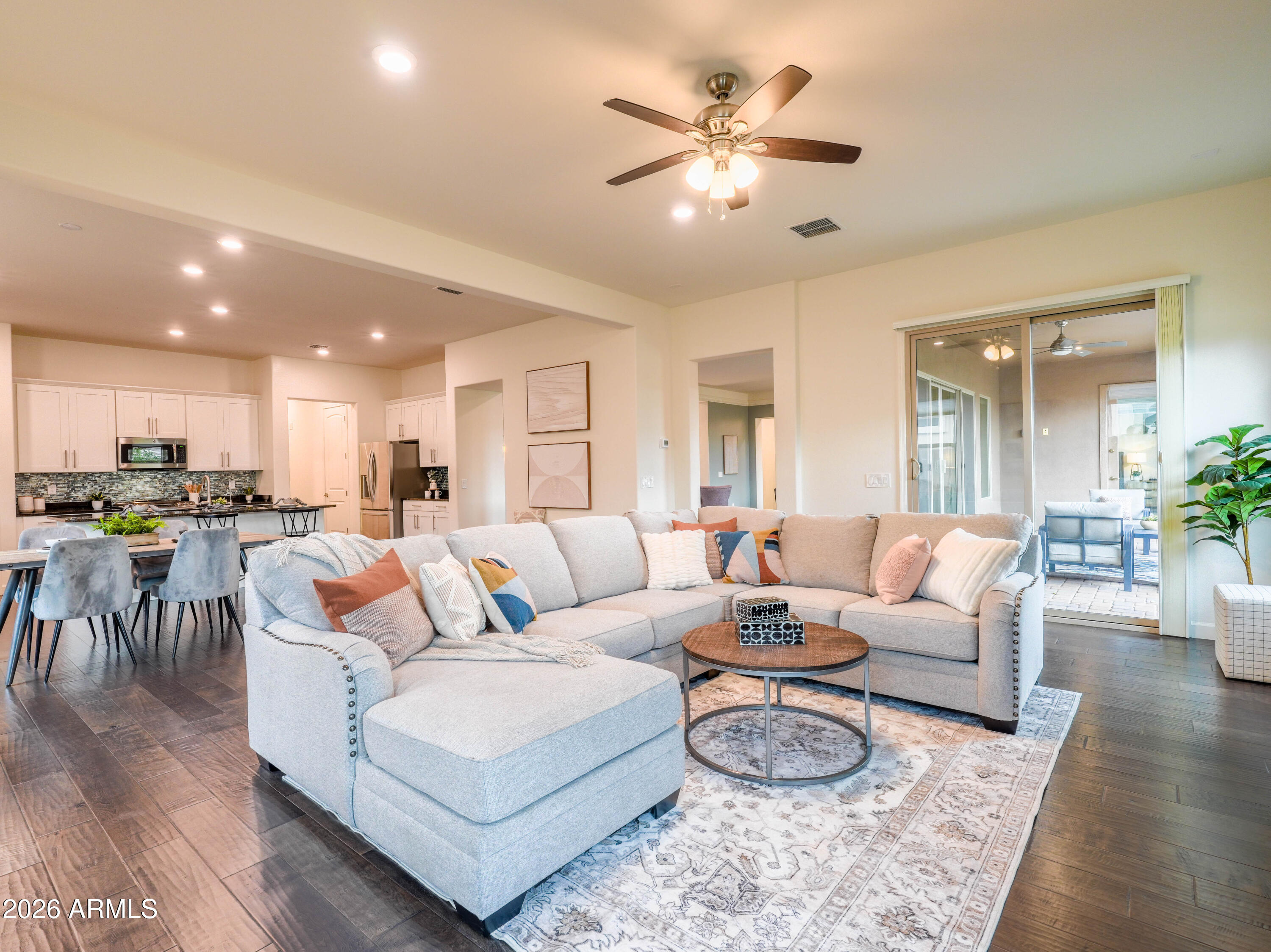 948 E RELIANT Street