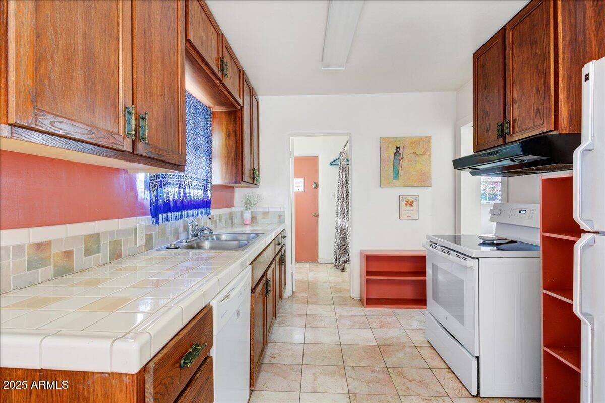 440 W 1ST Street W