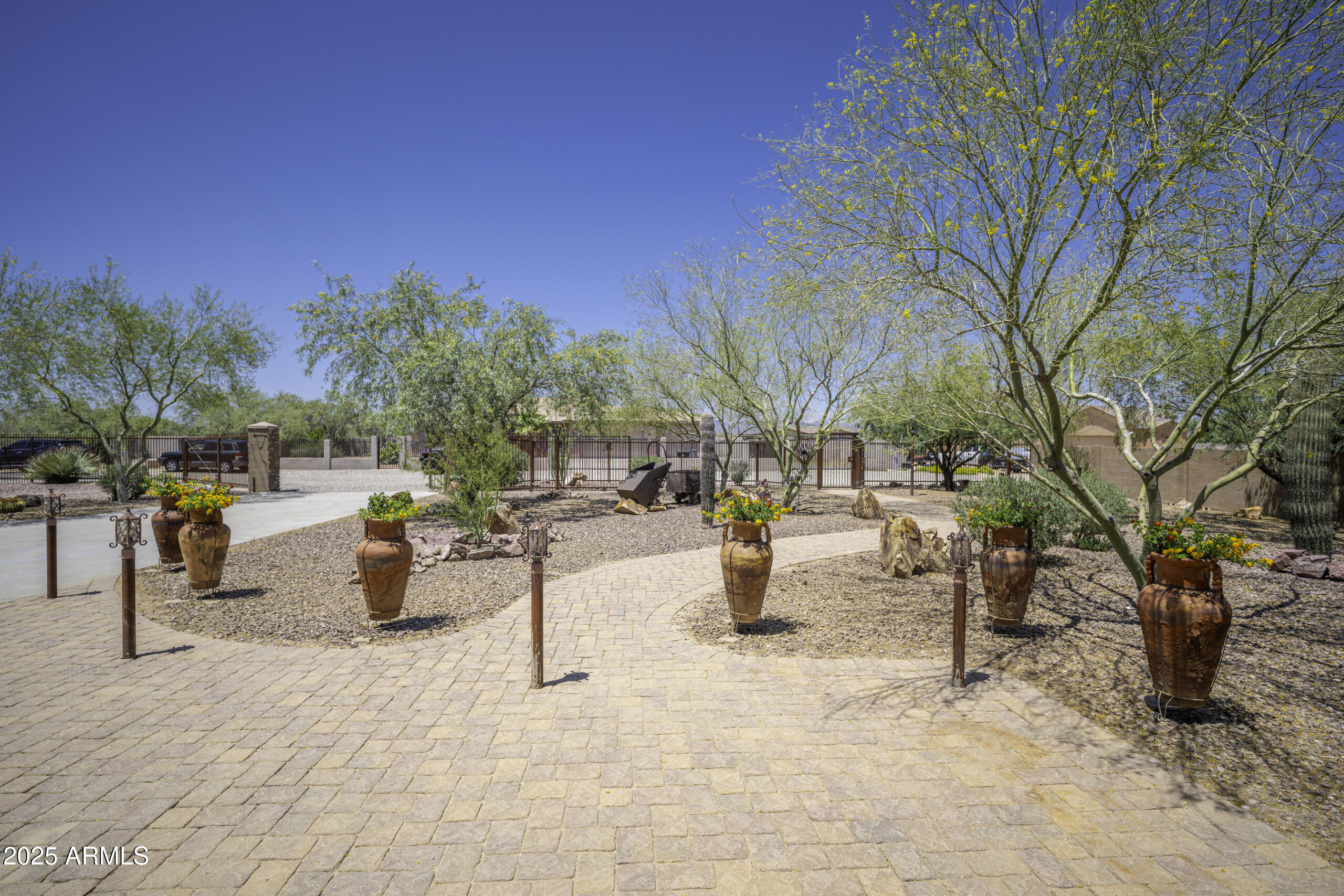 22337 W CALLE DE LOS FLORES --