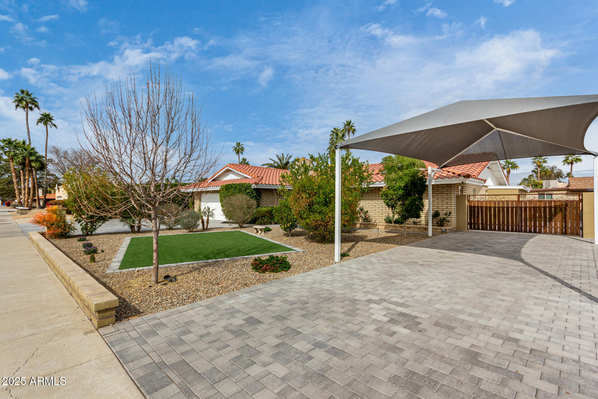 212 W INTERLACKEN Drive
