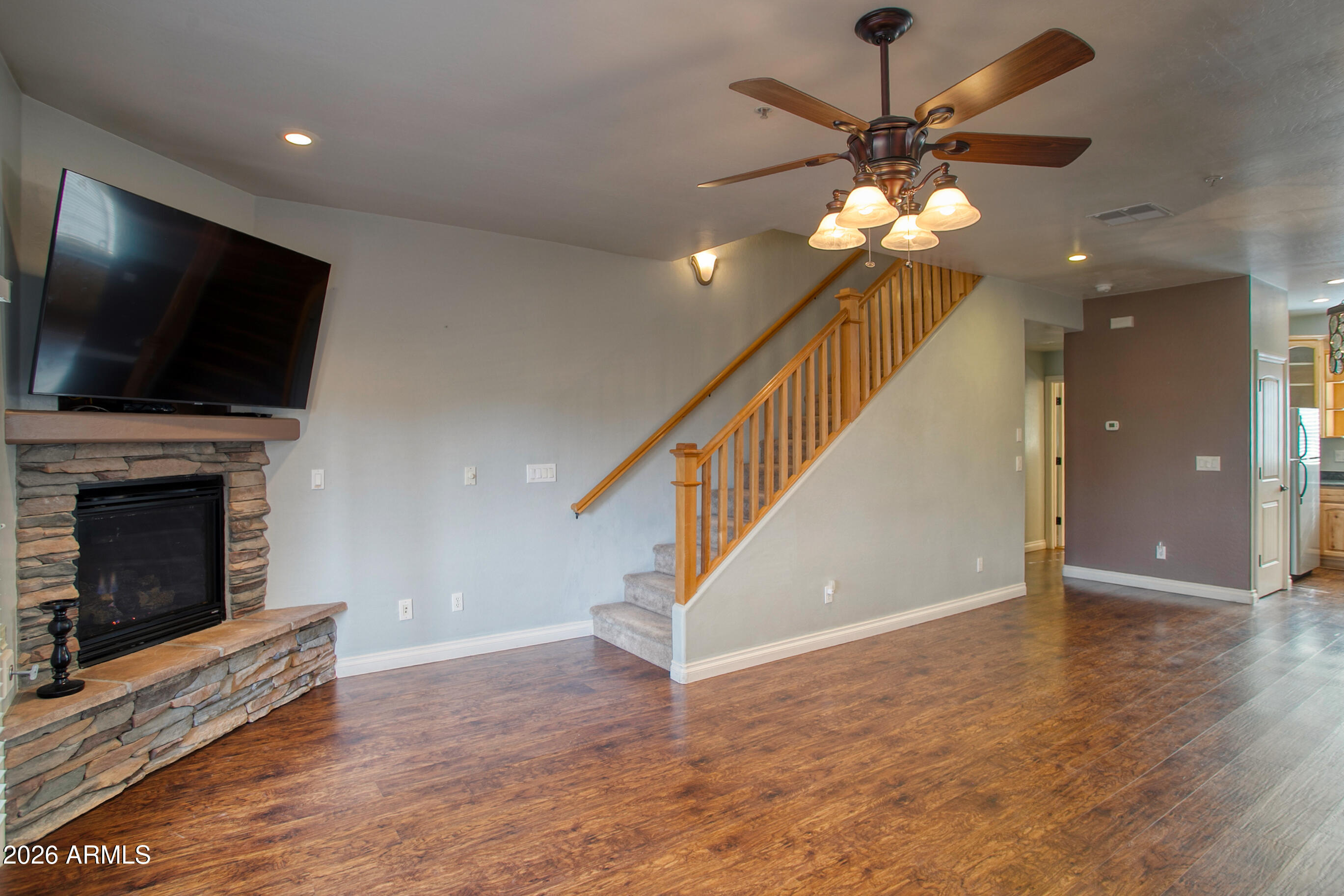 93 E WHITE MOUNTAIN Boulevard 44