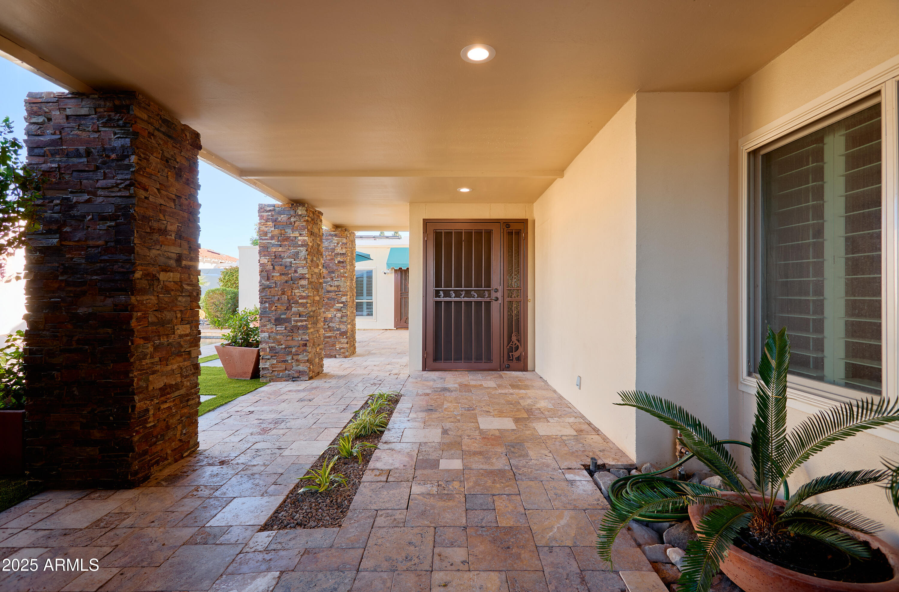 8637 E VIA DE LA ESCUELA --