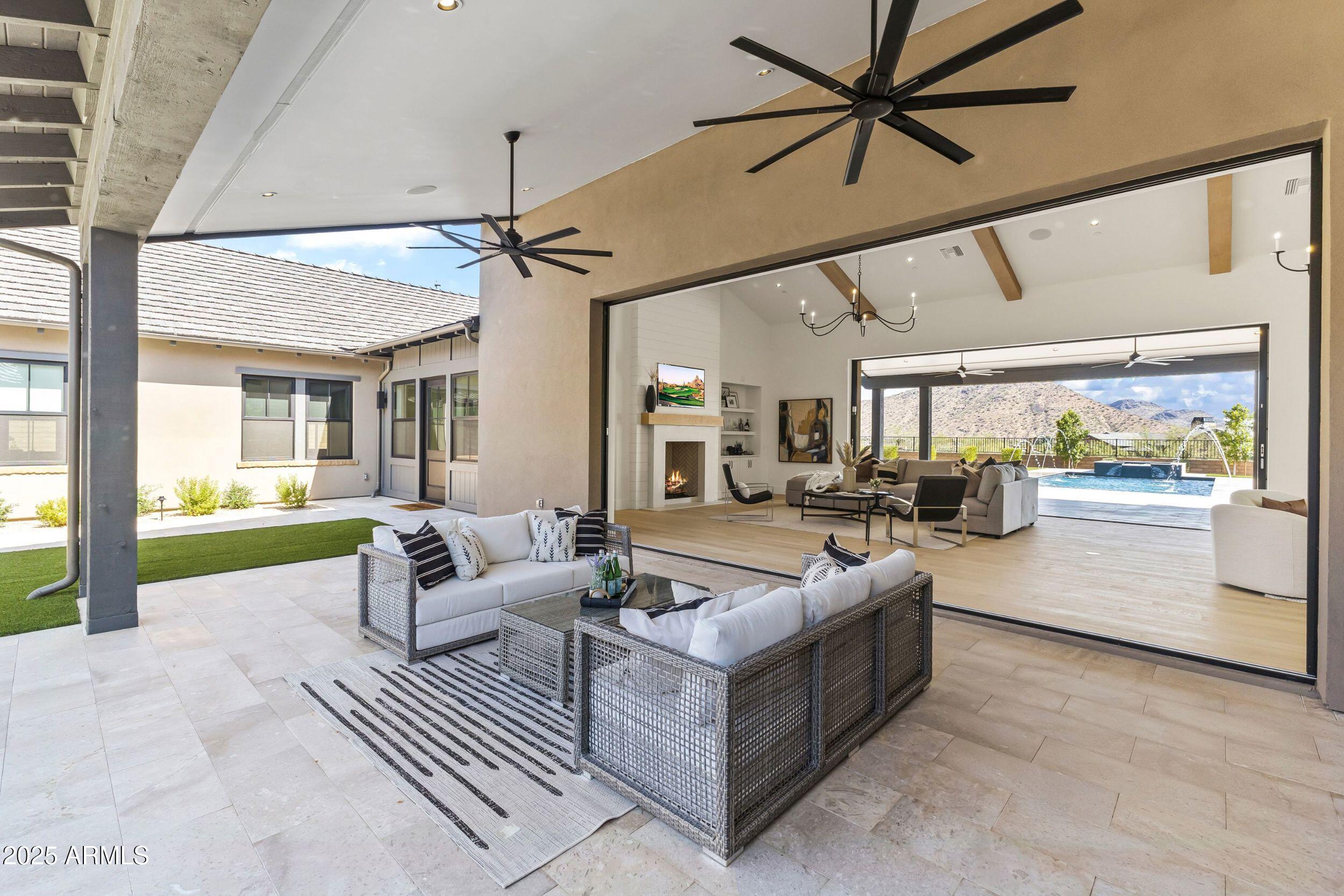 10261 E DE LA O Road