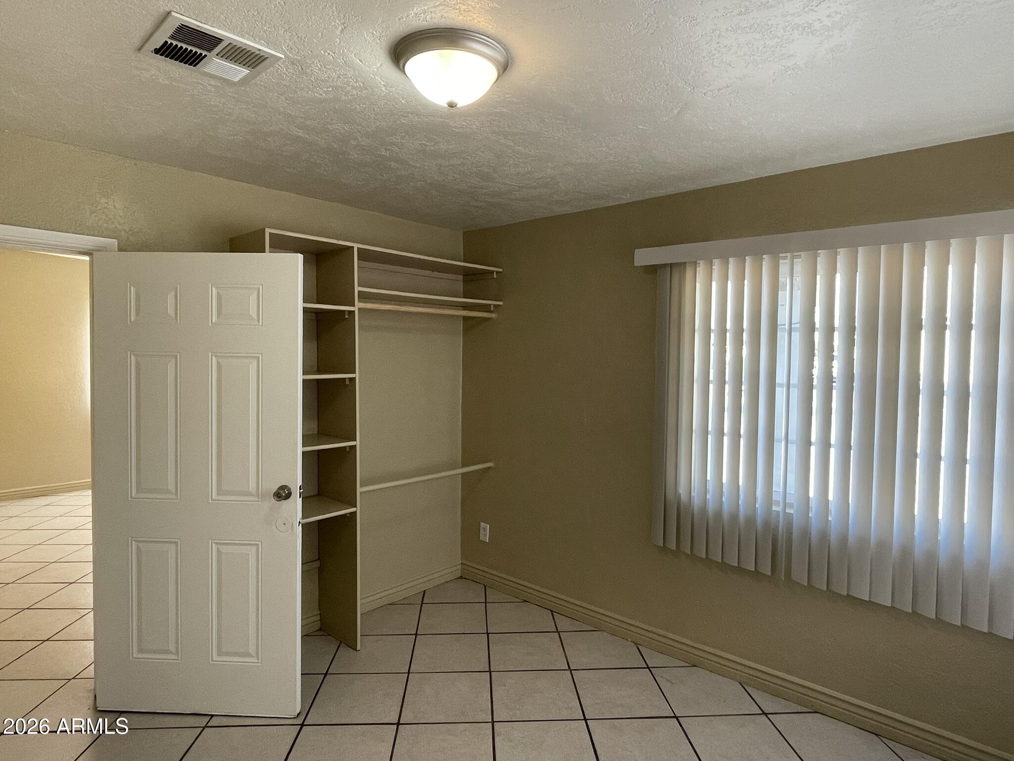 1701 E HARVARD Street frnt hs