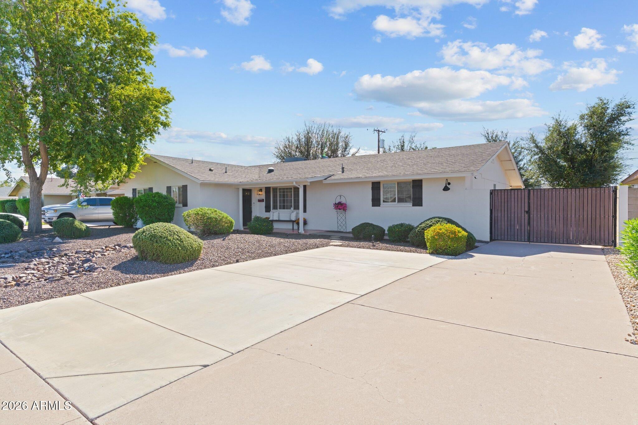 8301 E MINNEZONA Avenue