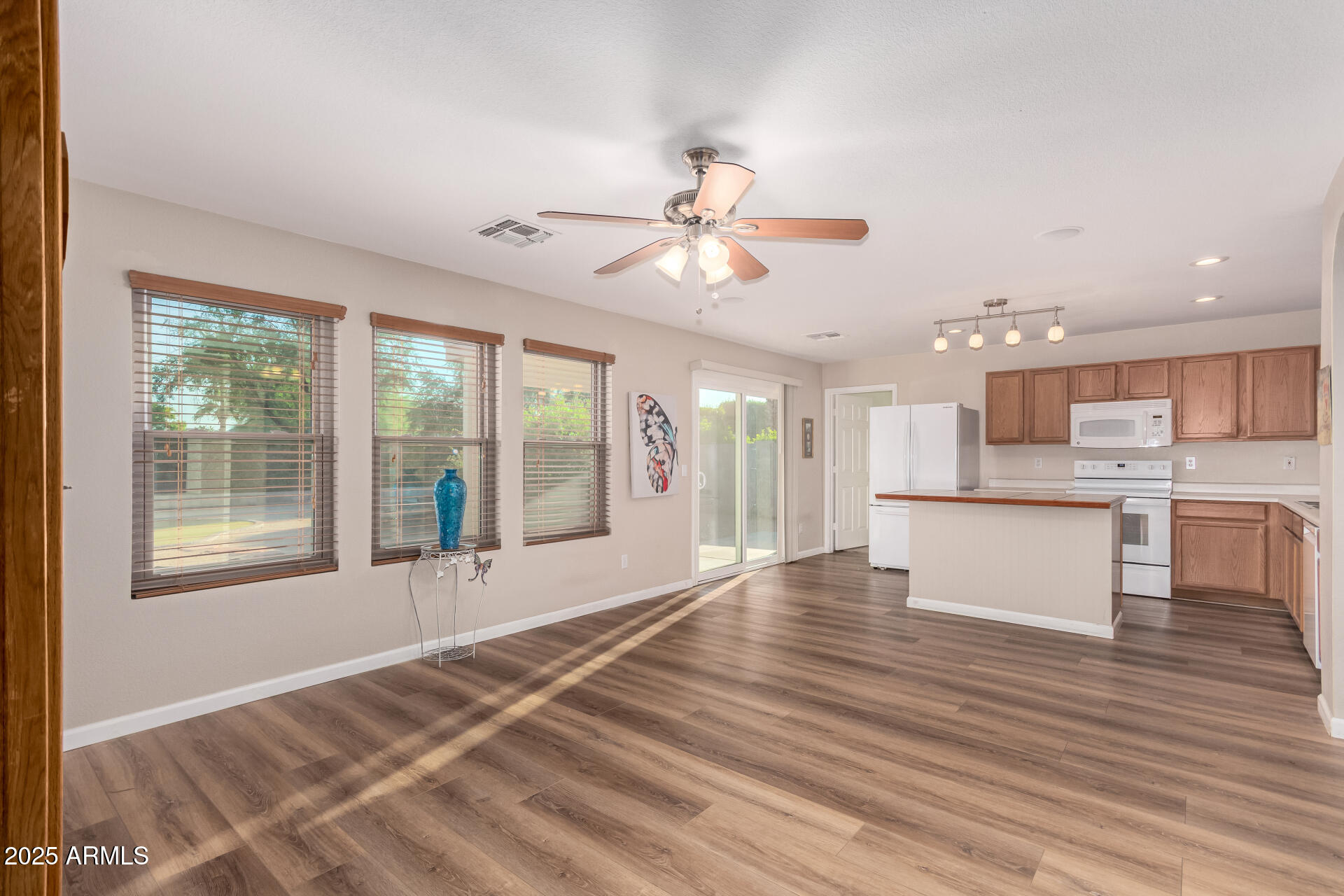 Surprise, Arizona 85374, United States, 3 Bedrooms Bedrooms, ,2 BathroomsBathrooms,Residential,Pending,237547