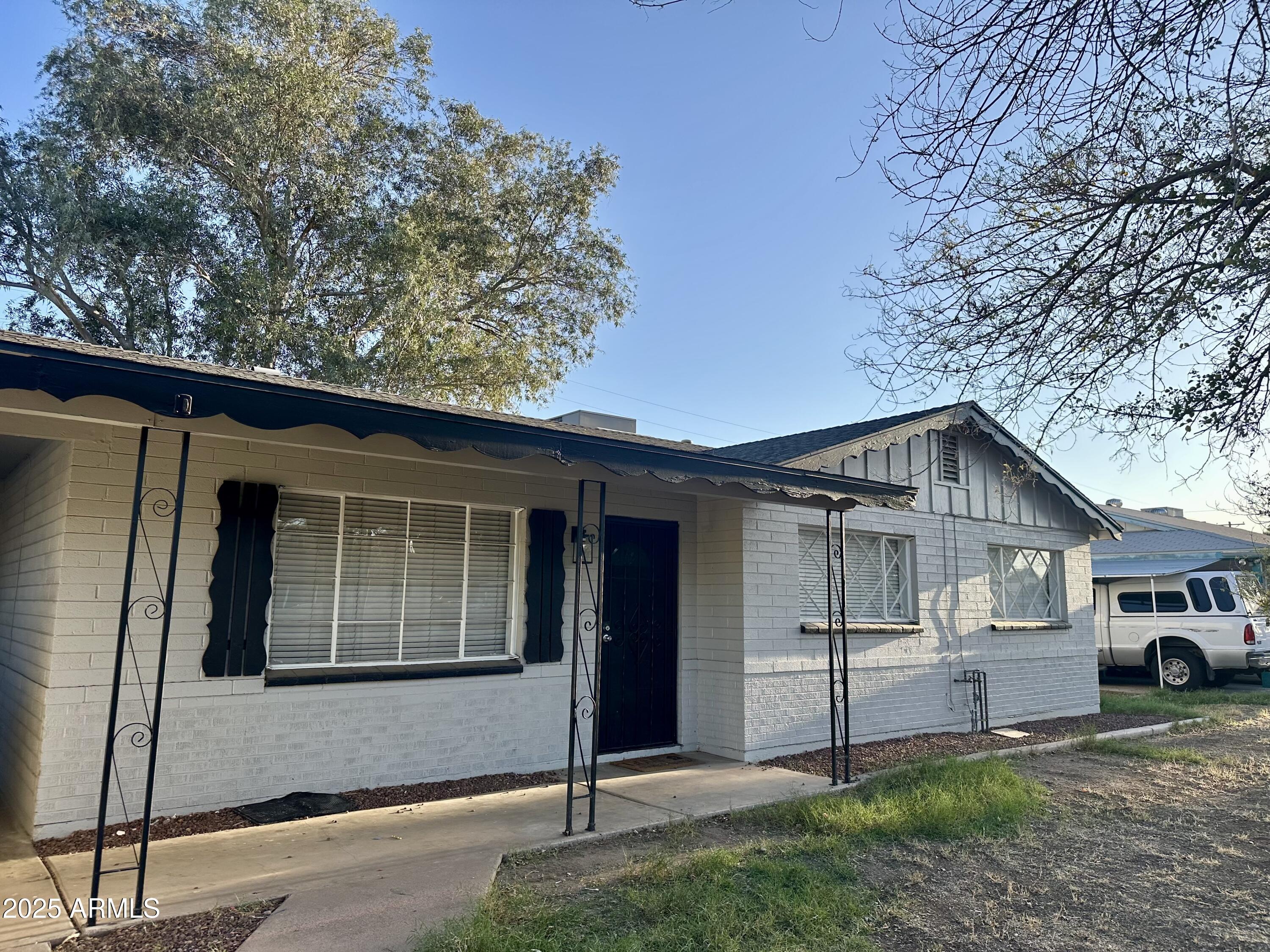 2445 W DIANA Avenue