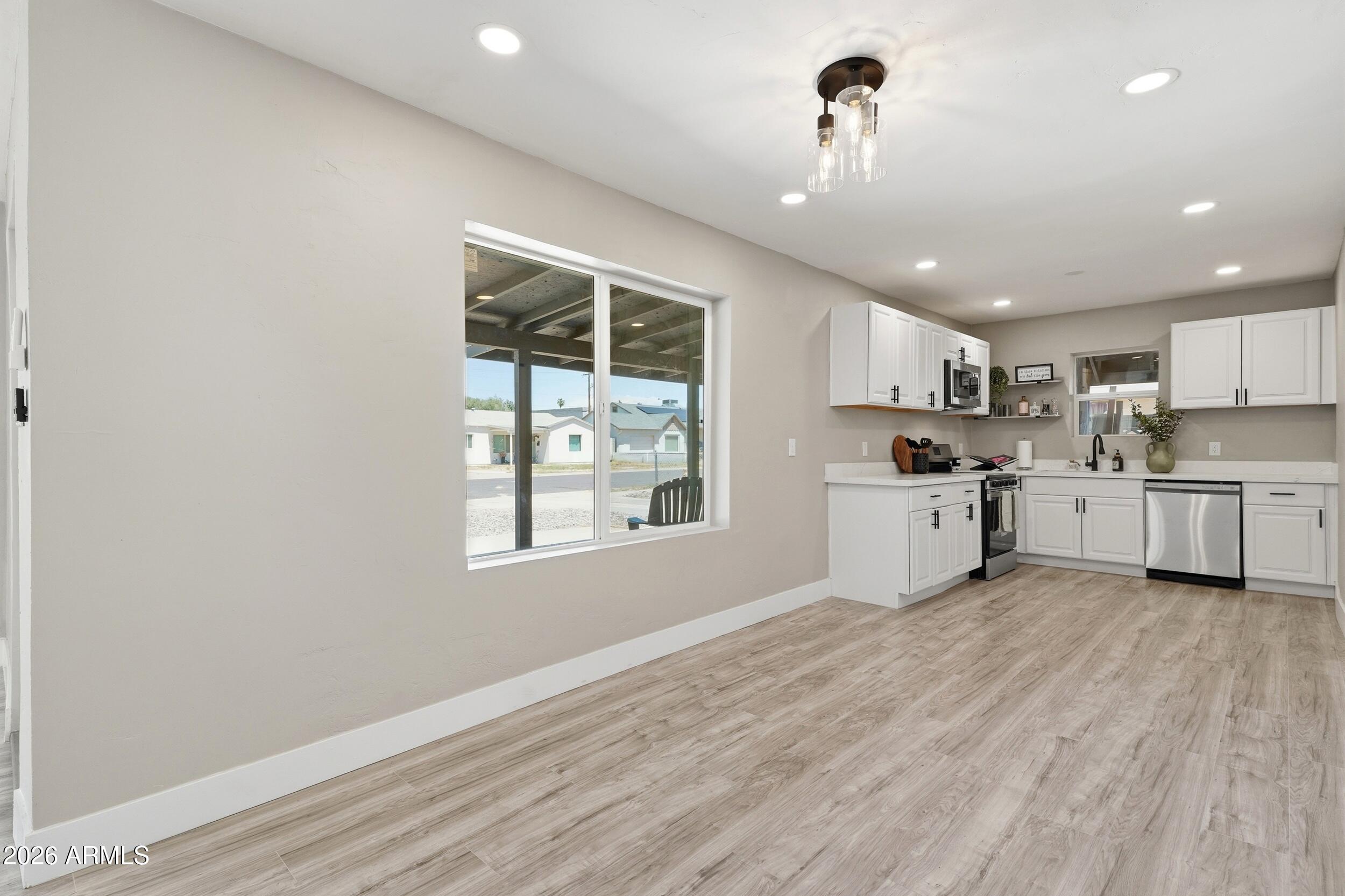 513 W 1ST Street