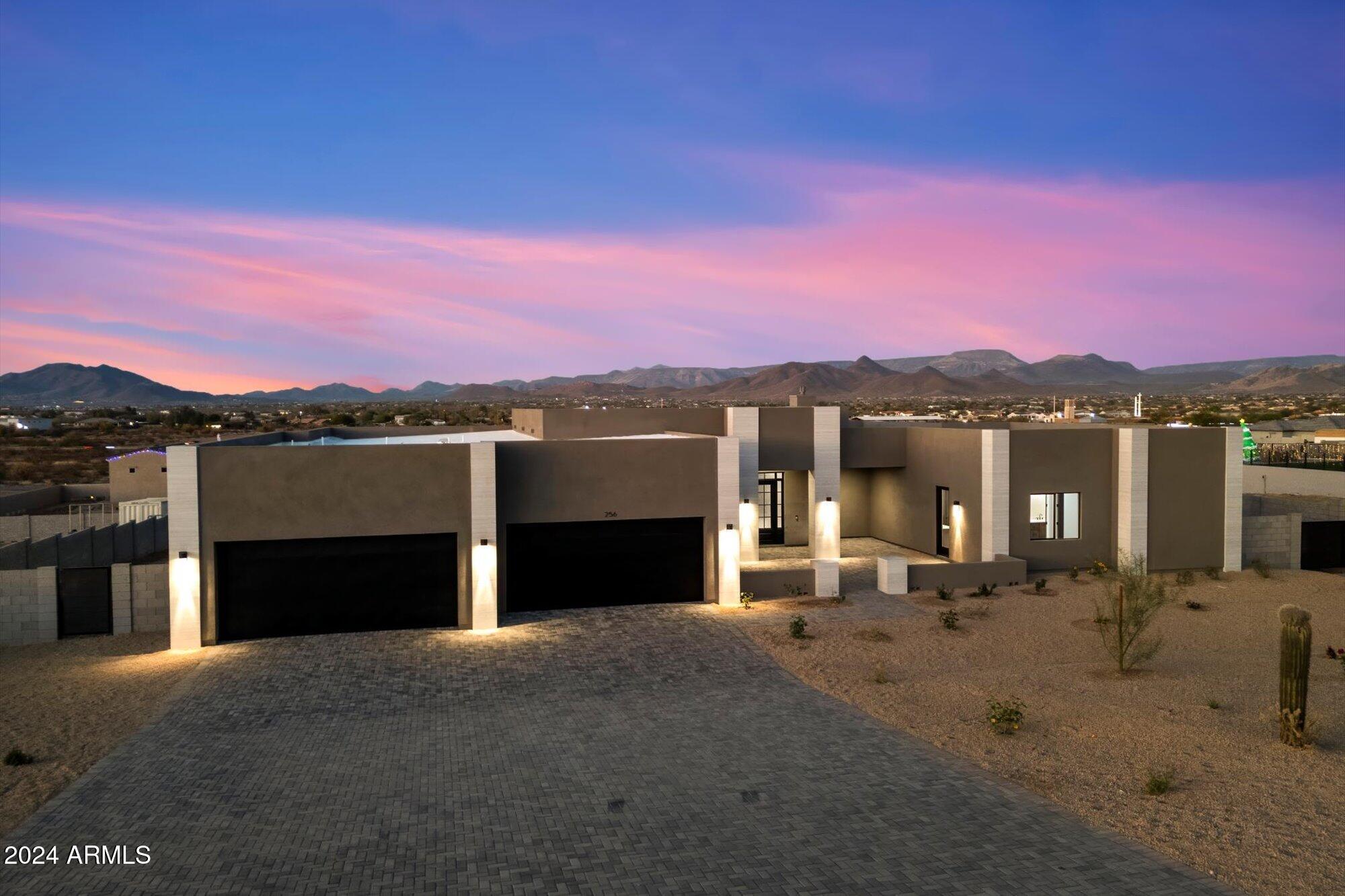 256 E TUMBLEWEED Drive