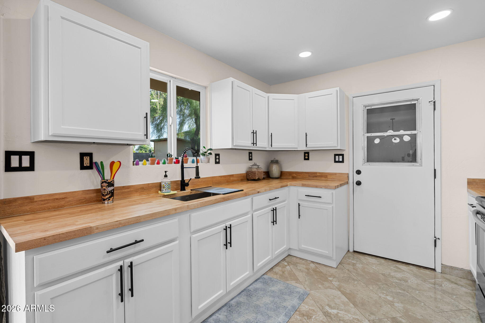 2827 W FOOTHILL Drive