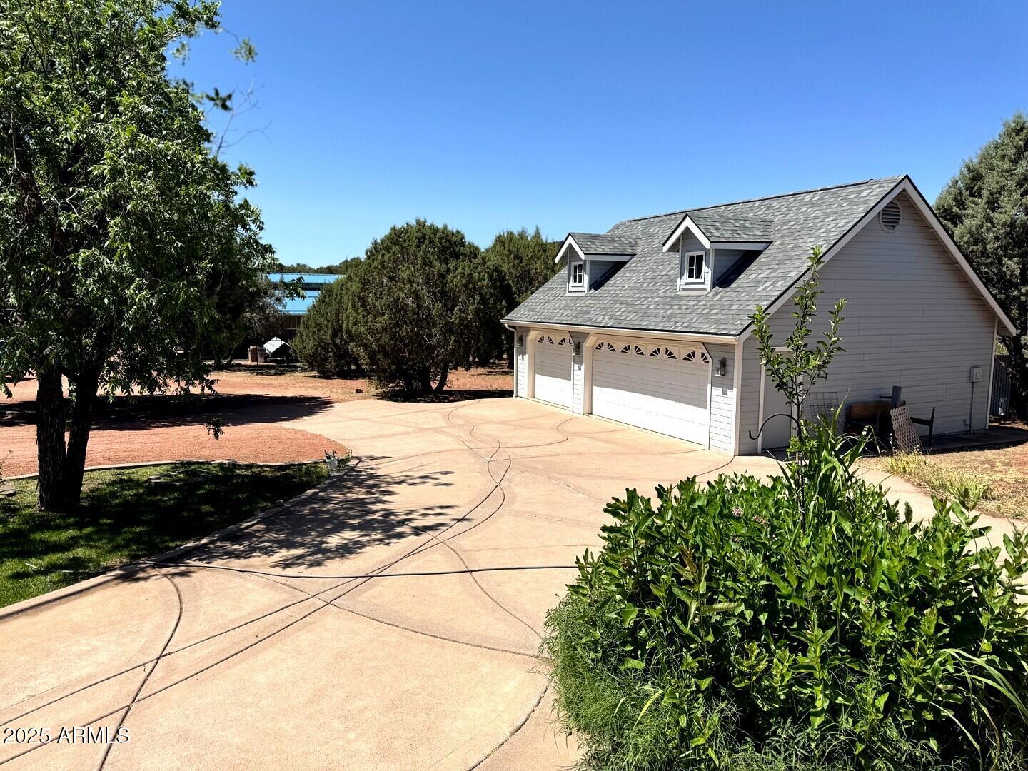 2404 W PALMER Drive