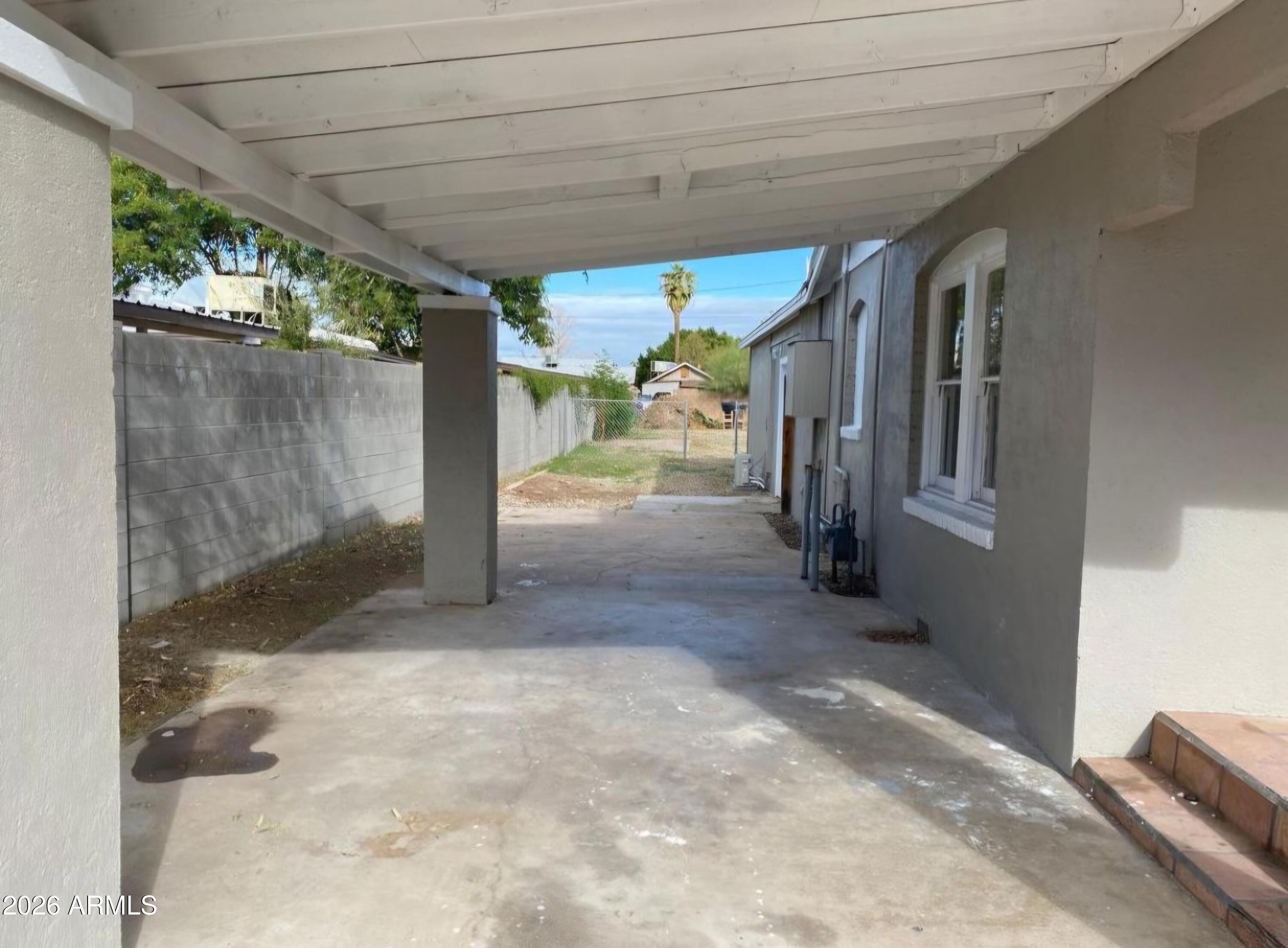 1652 E INDIANOLA Avenue