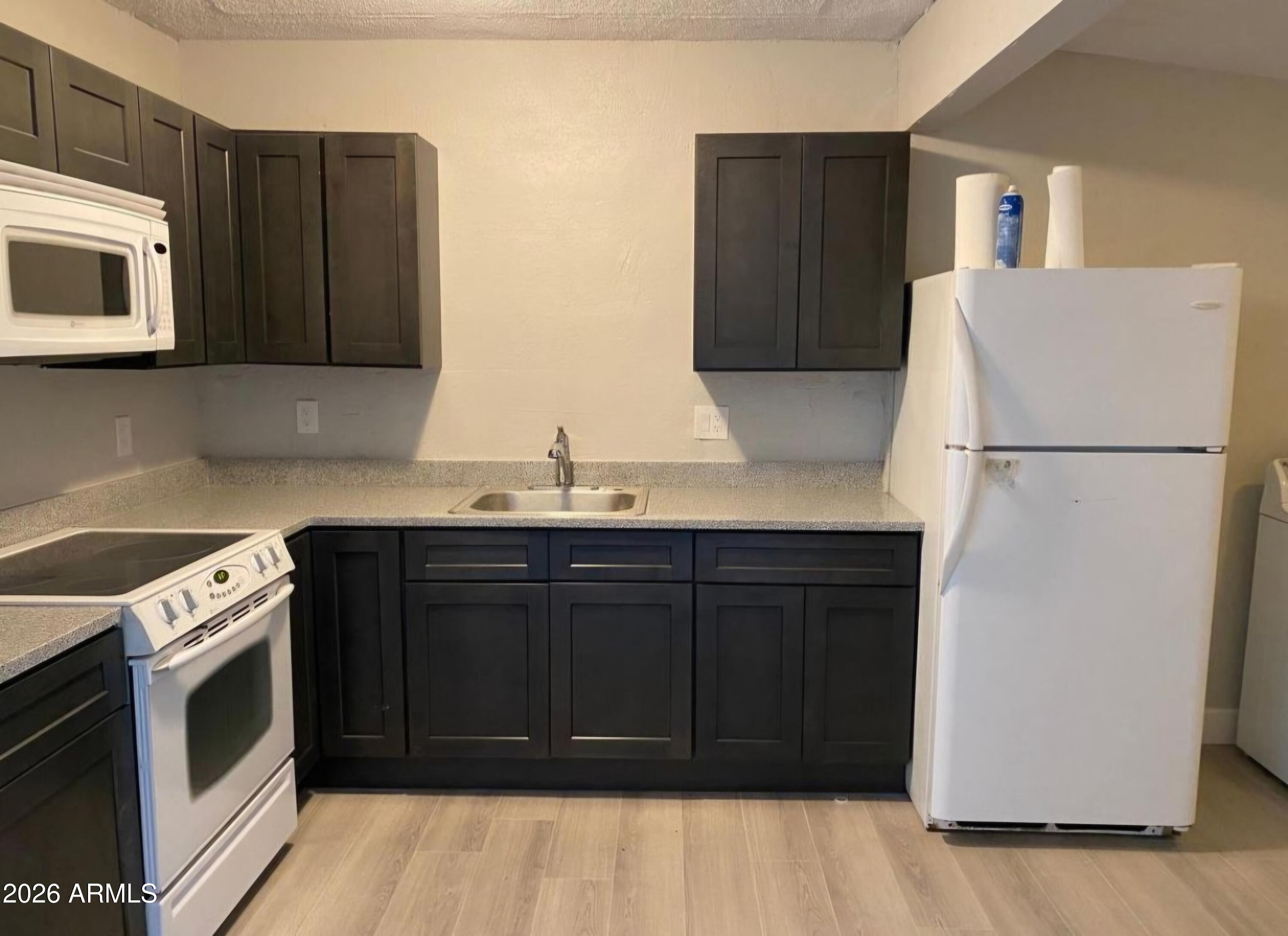 1652 E INDIANOLA Avenue