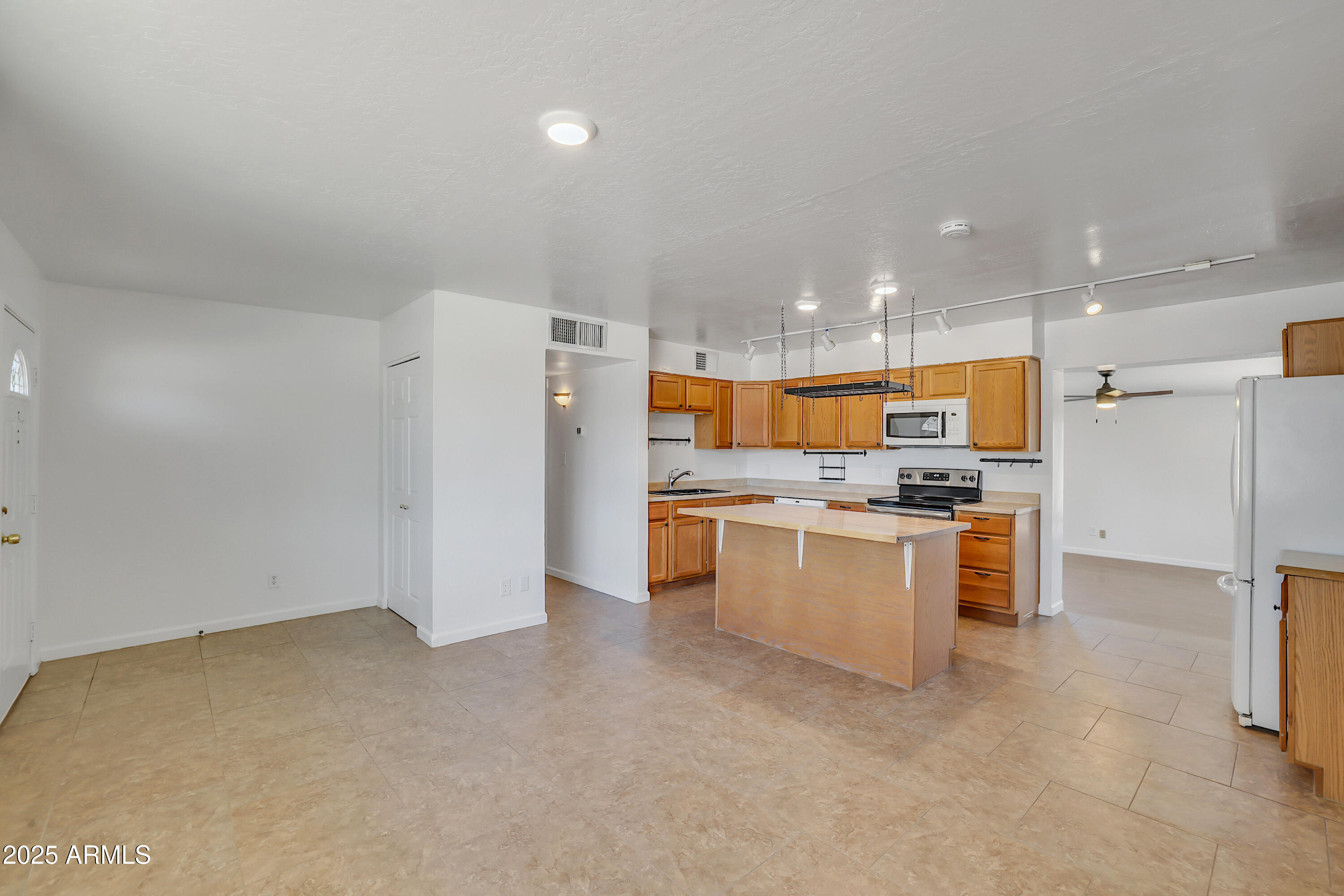 1526 W HUNTINGTON Drive